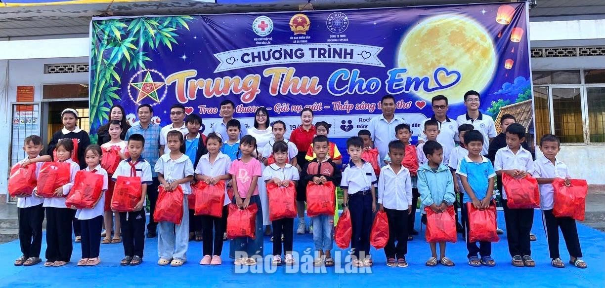 Trẻ em xã Ea Trang được các đơn vị tặng quà vui trung thu năm 2026. 