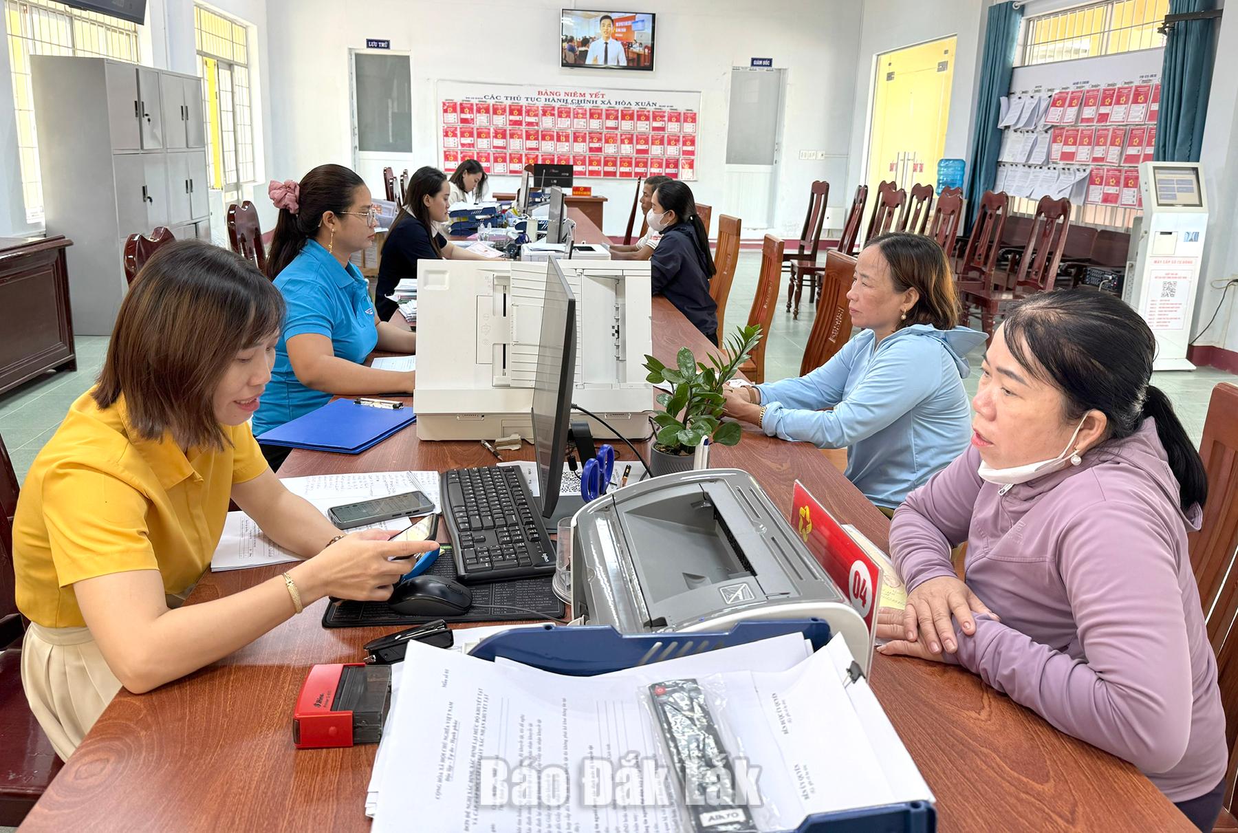 Người dân đến làm thủ tục hành chính tại Trung tâm Phục vụ hành chính công xã Hòa Xuân. 
