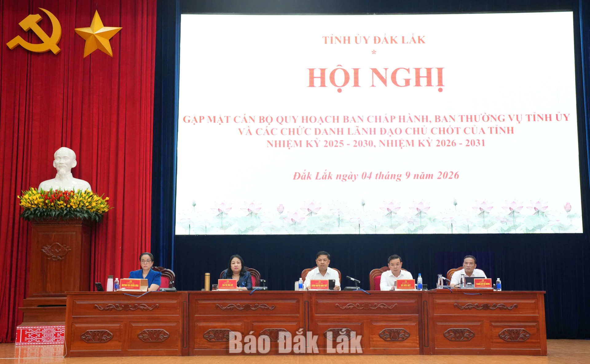 Các đồng chí Thường trực Tỉnh ủy chủ trì hội nghị.