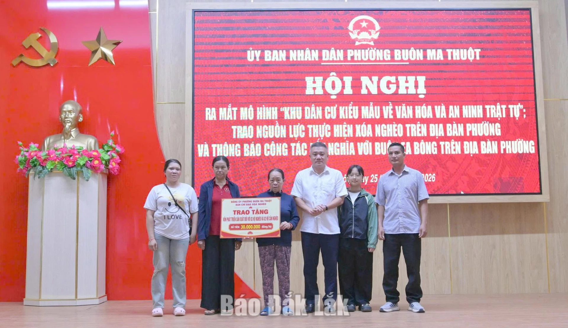 Phó Bí thư Đảng ủy, Chủ tịch UBND phường Buôn Ma Thuột Nguyễn Thanh Vũ trao tặng vốn phát triển sản xuất đối với hộ nghèo và hộ cận nghèo.