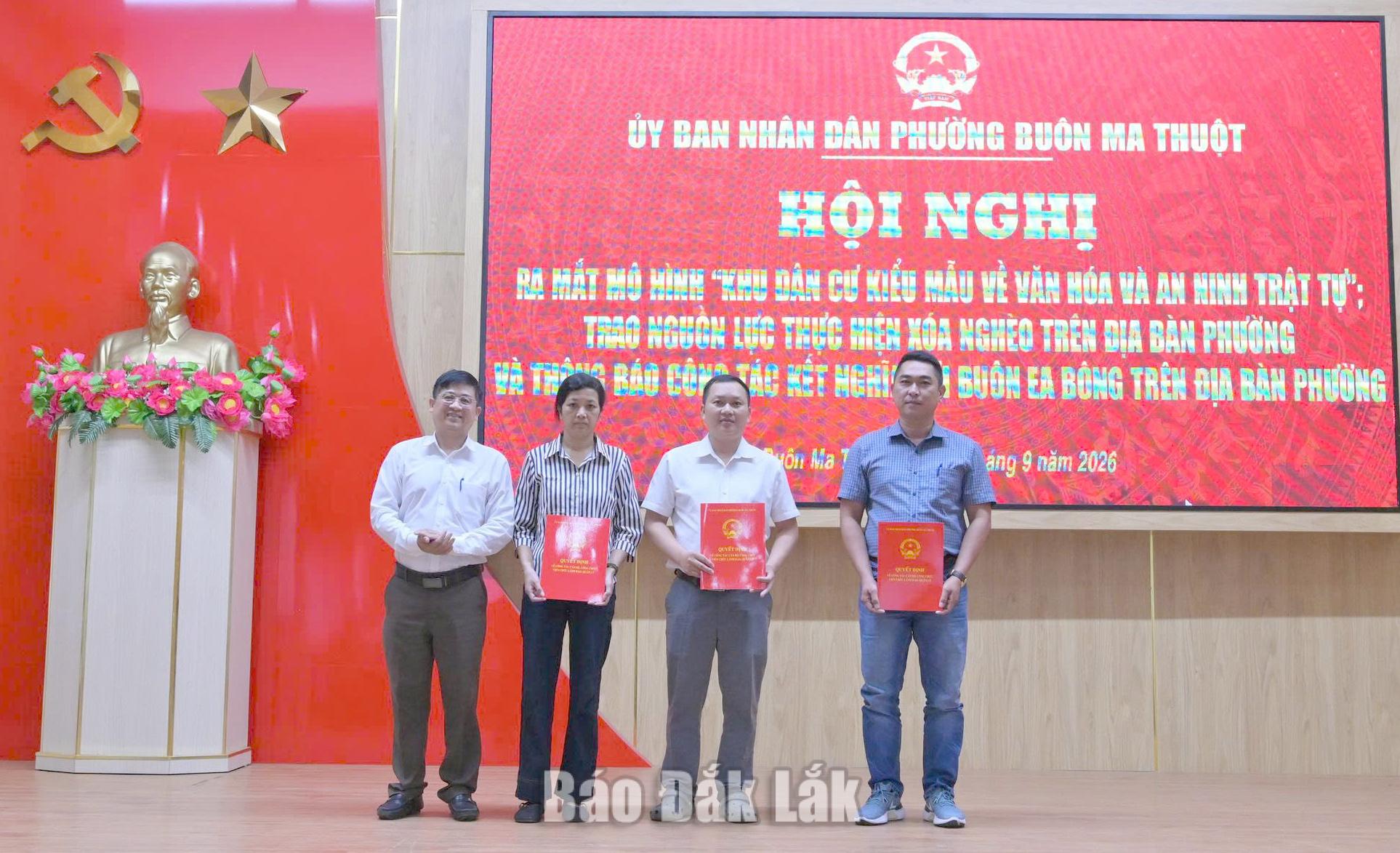 Phó Chủ tịch UBND phường Buôn Ma Thuột Nguyễn Hữu Chí thí điểm mô hình “Công dân số tiêu biểu”, “Buôn, tổ dân phố số tiêu biểu”.