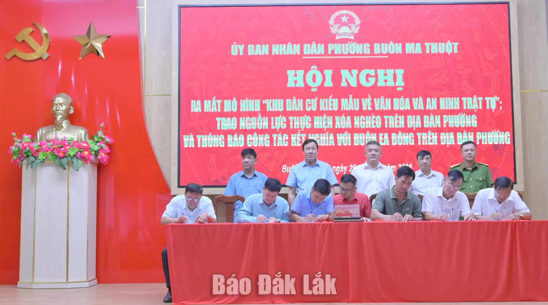 Các đơn vị ký kết triển khai mô hình “Khu dân cư kiểu mẫu về văn hóa và an ninh, trật tự”.