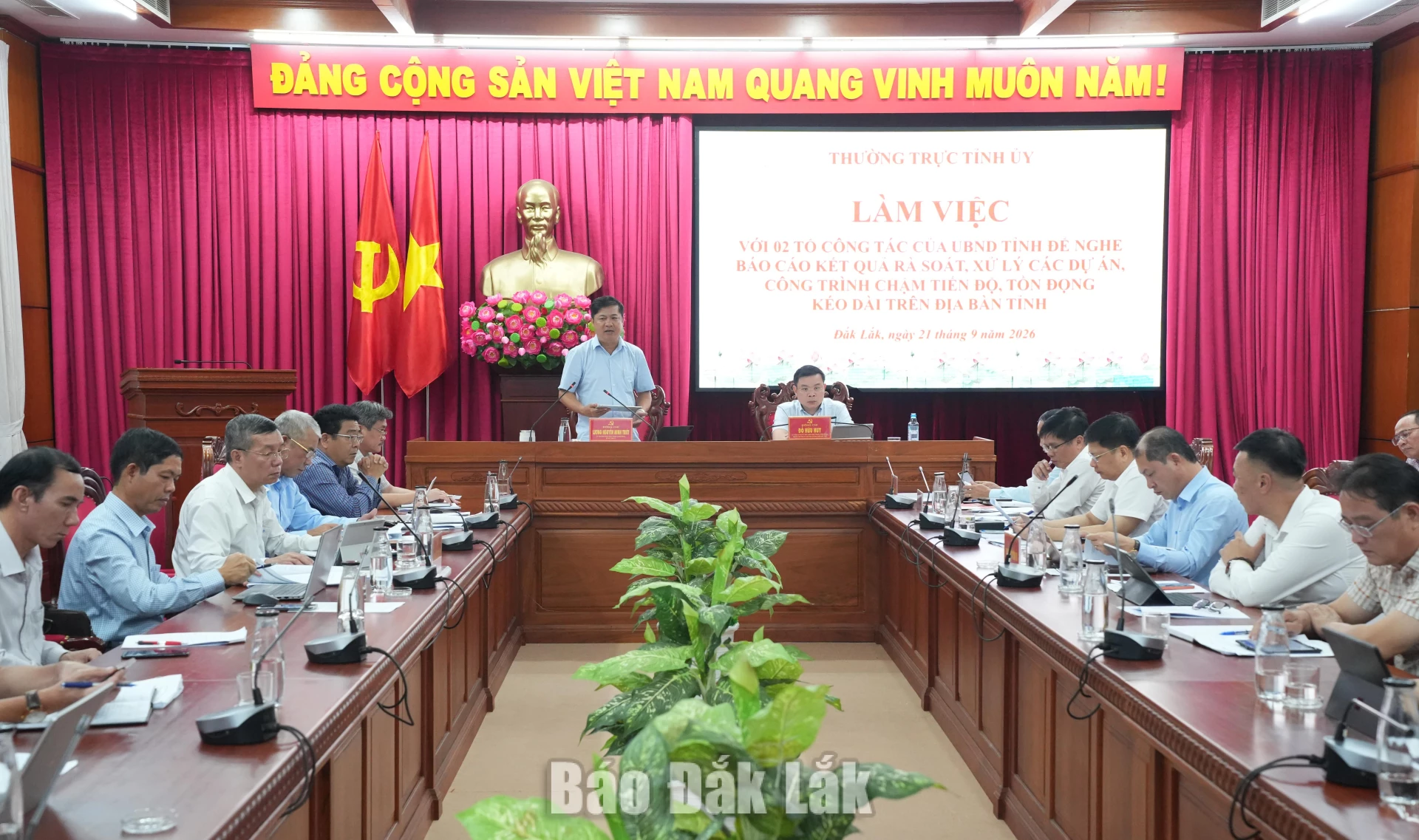 Quang cảnh cuộc họp.