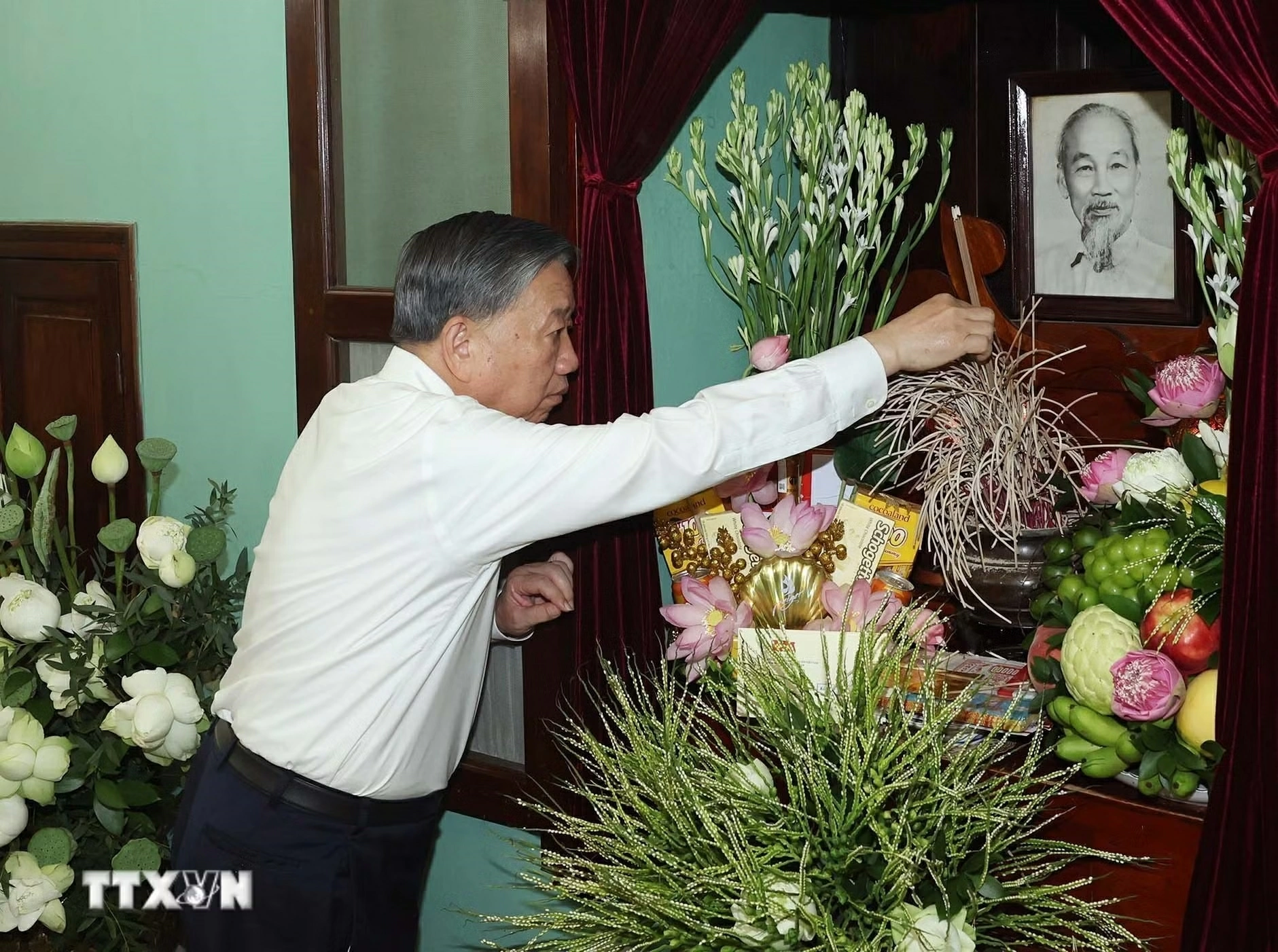 Tổng Bí thư, Chủ tịch nước Tô Lâm dâng hương tưởng nhớ Bác Hồ tại Nhà 67, Khu Di tích Chủ tịch Hồ Chí Minh trong Phủ Chủ tịch. Ảnh: TTXVN