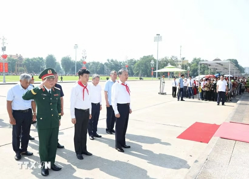 Tổng Bí thư, Chủ tịch nước Tô Lâm và các đại biểu thành kính tưởng nhớ Chủ tịch Hồ Chí Minh. Ảnh: TTXVN