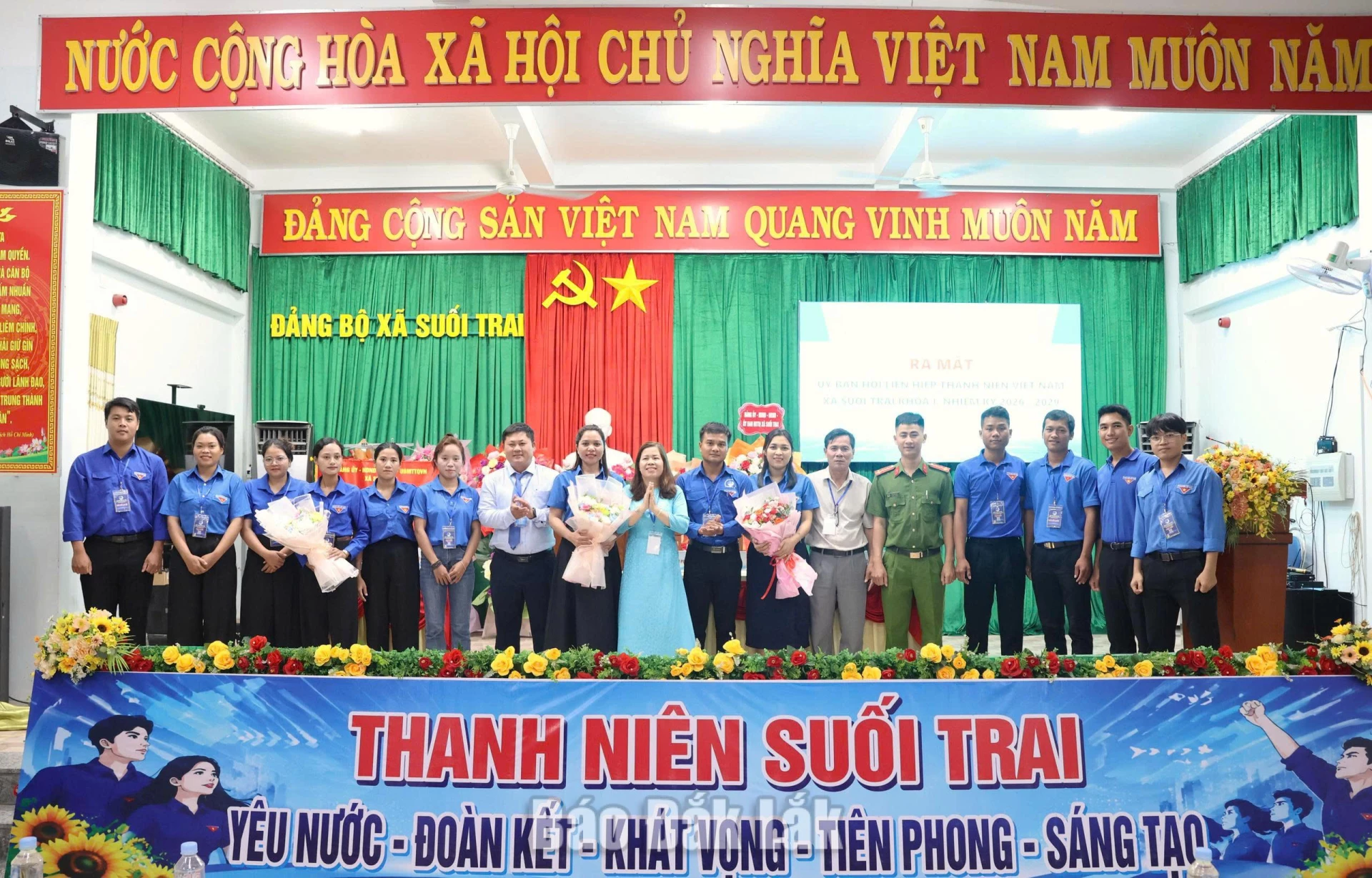 Lãnh đạo xã Suối Trai tặng hoa chúc mừng Ủy ban Hội LHTN Việt Nam xã Suối Trai khóa I, nhiệm kỳ 2026–2029.