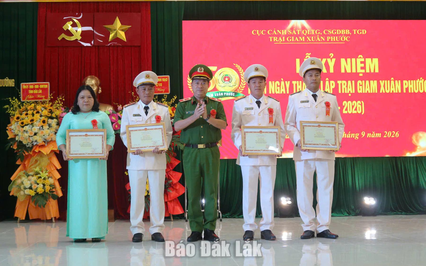 Cục trưởng Cục Cảnh sát quản lý trại giam, cơ sở giáo dục bắt buộc, trường giáo dưỡng Nguyễn Thanh Trường trao bằng khen của Bộ Công an cho 4 cá nhân.