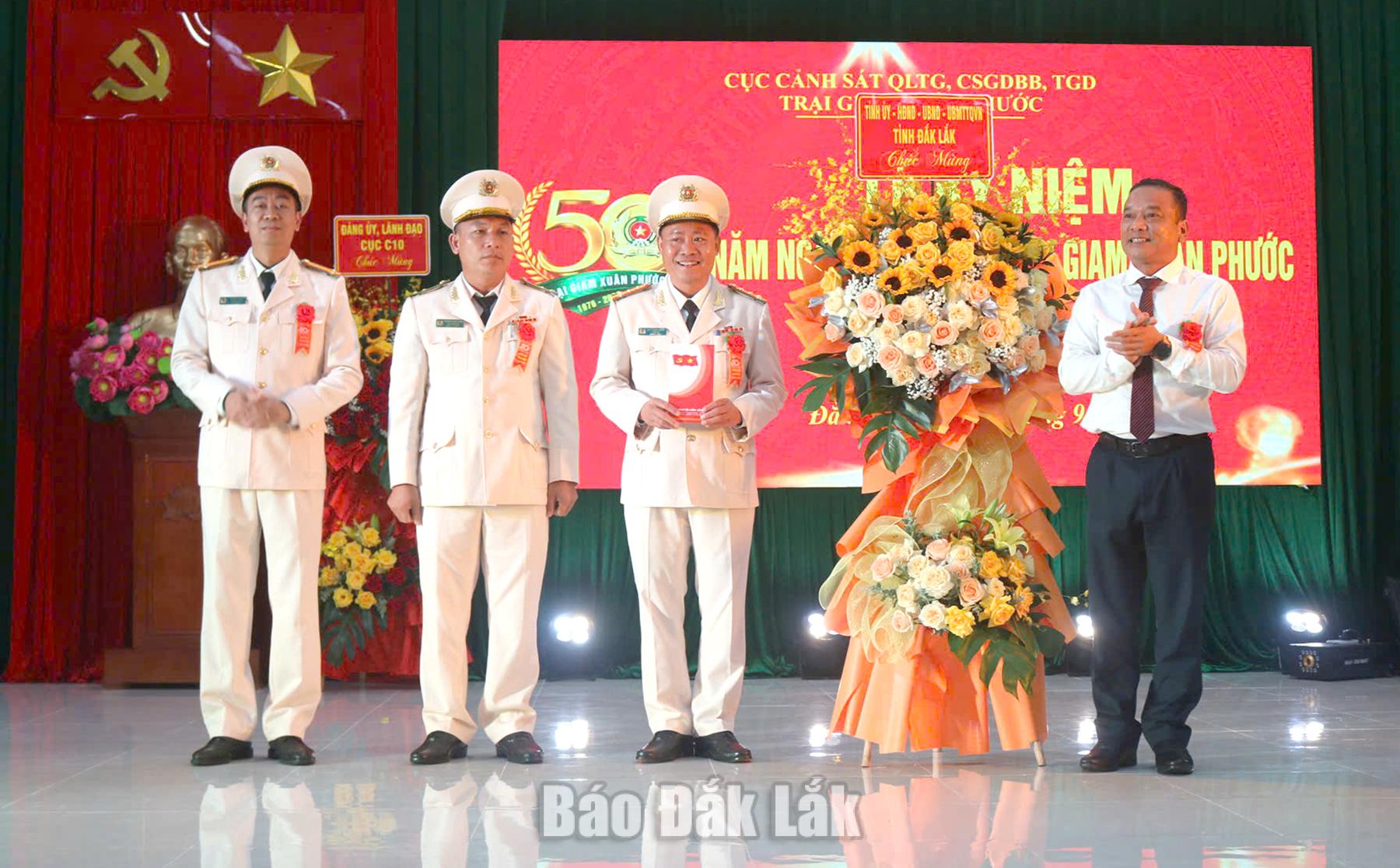 Phó Bí thư Tỉnh ủy, Chủ tịch Ủy ban MTTQ Việt Nam tỉnh Y Giang Gry Niê Knơng tặng hoa chúc mừng tập thể lãnh đạo, cán bộ Trại giam Xuân Phước.