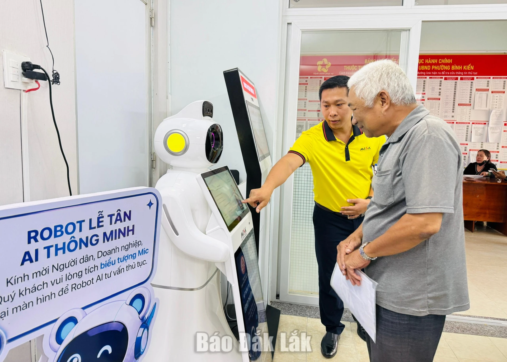 Người dân Việc đưa robot lễ tân thông minh vào vận hành góp phần rút ngắn thời gian tìm kiếm, tiếp cận thông tin, giảm thời gian chờ đợi của người dân và doanh nghiệp