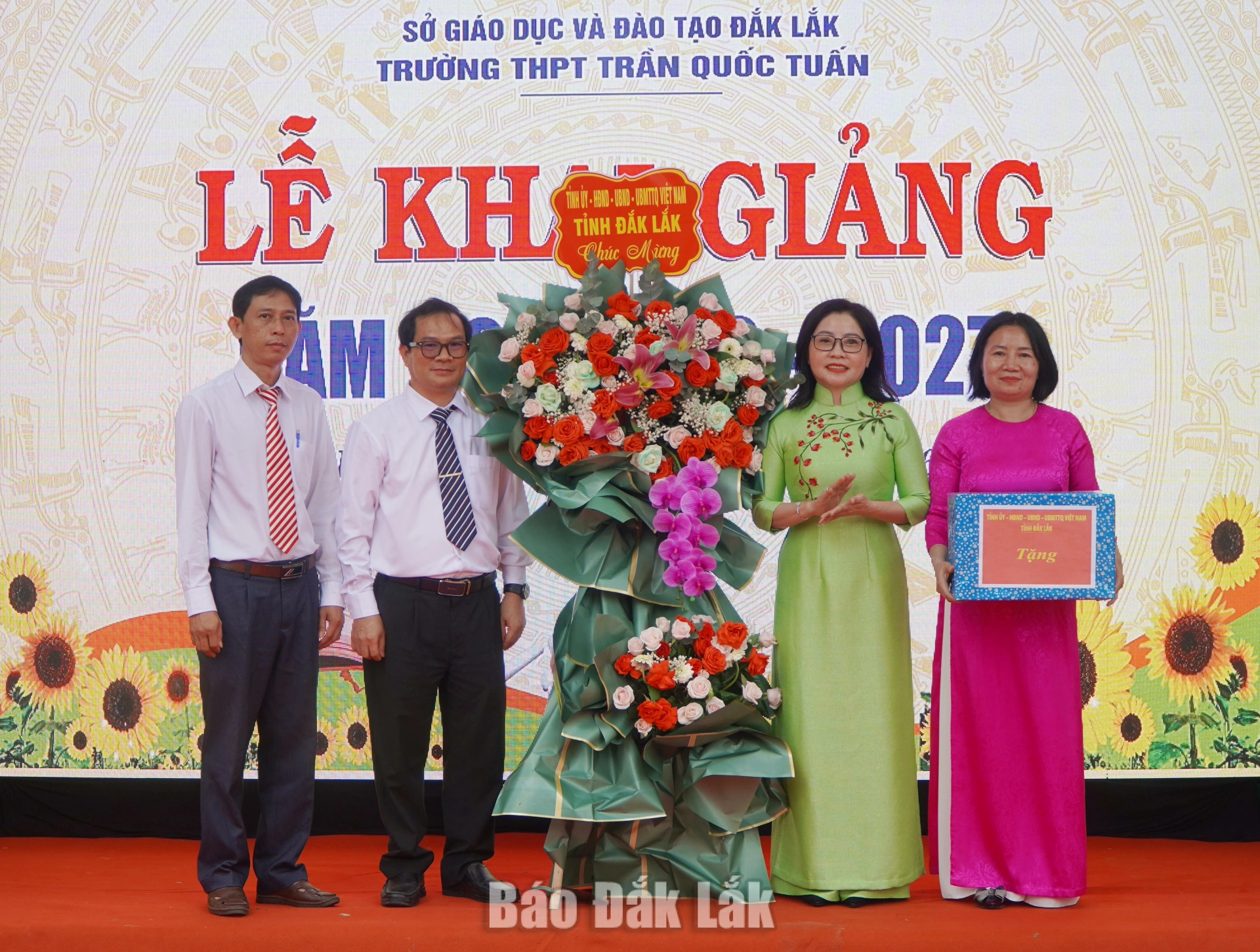 Đồng chí Nguyễn Thị Thu Nguyệt, Tỉnh ủy viên, Phó Trưởng đoàn chuyên trách Đoàn ĐBQH tỉnh tăng hoa, quà của Tỉnh ủy, HĐND, UBND, UBMTTQVN tỉnh cho thầy và trò nhà trường nhân dịp khai giảng năm học mới 2026-2027.