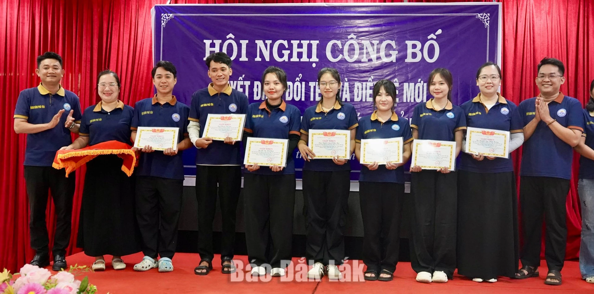 Hội khen thưởng các hội viên, tình nguyện viên có thành tích xuất sắc trong các hoạt động hội thời gian qua.