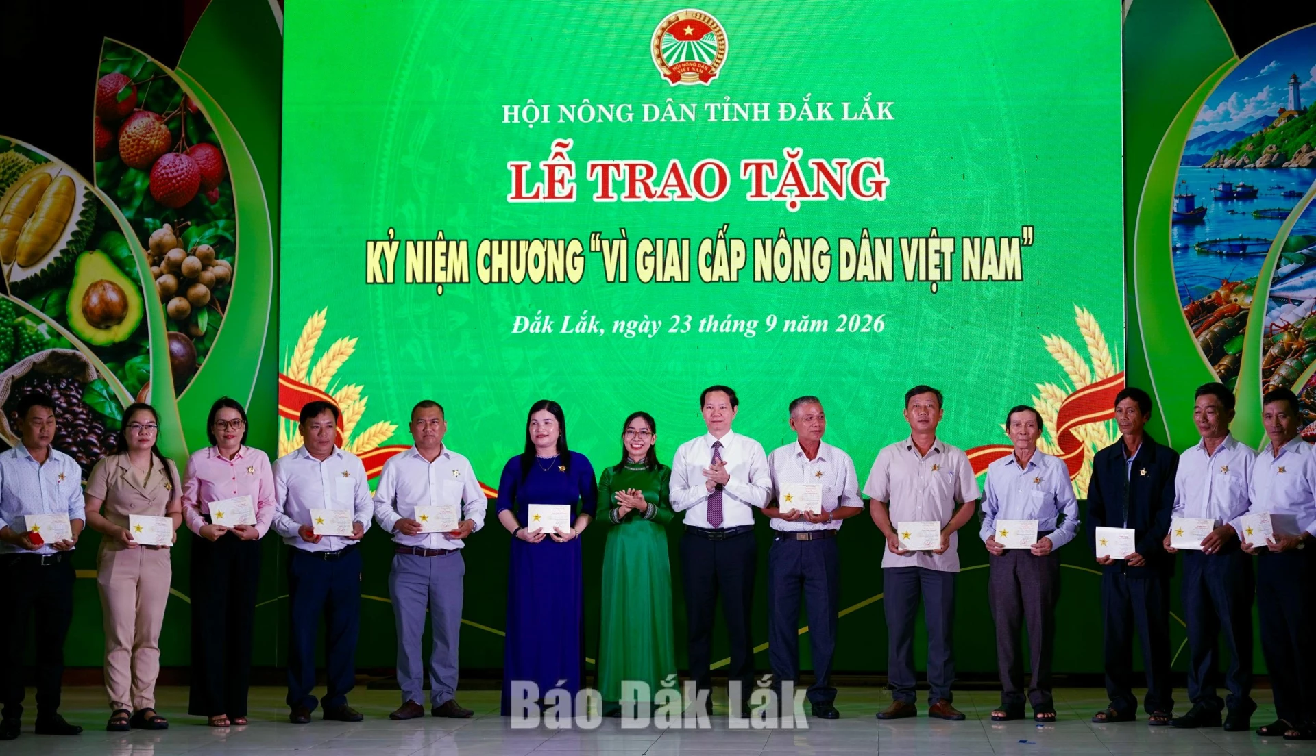 Ban tổ chức trao Kỷ niệm chương “Vì giai cấp Nông dân Việt Nam” cho 182 cá nhân của tỉnh Đắk Lắk
