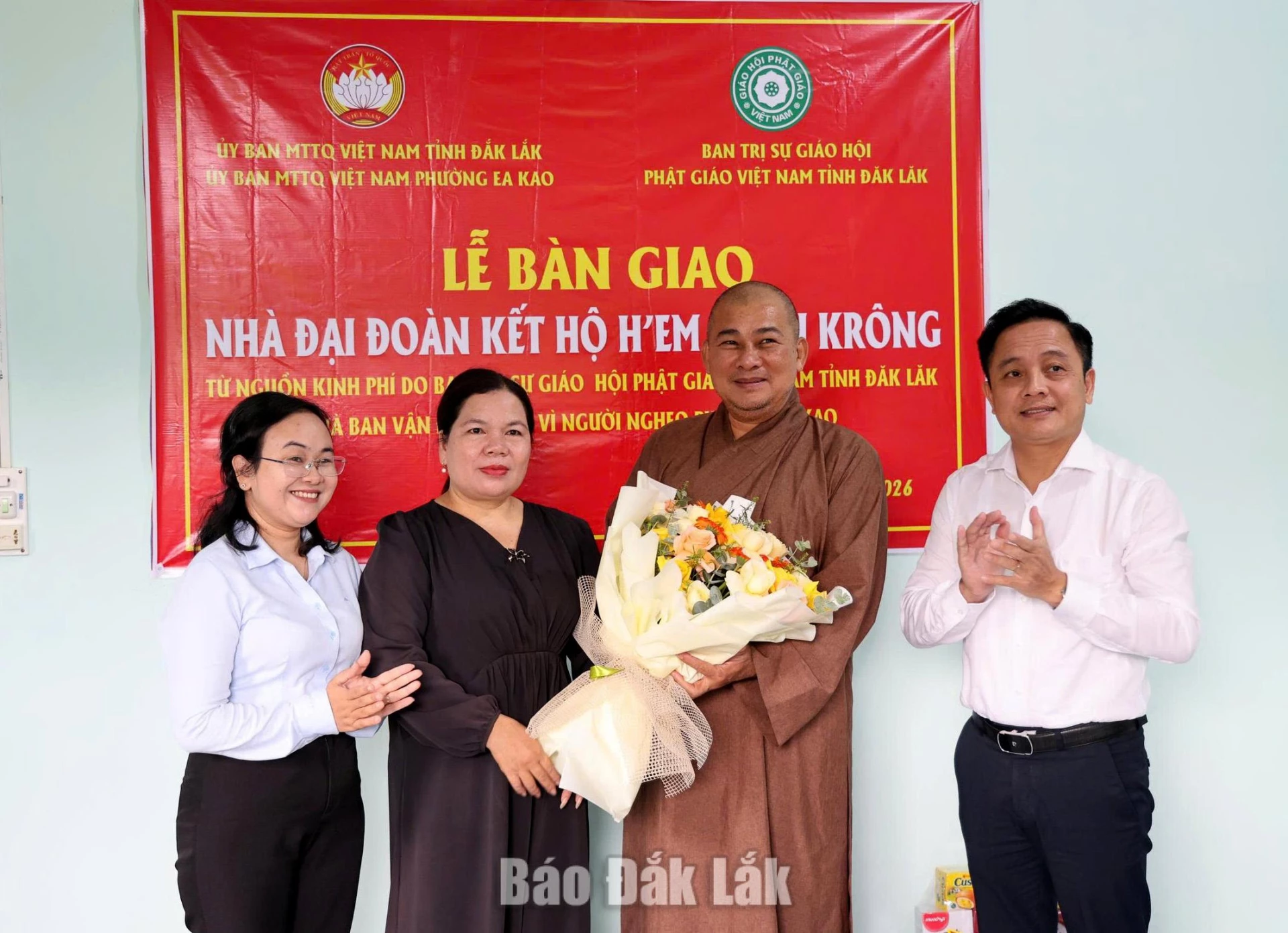 Lãnh đạo phường Ea Kao tặng hoa cảm ơn Ban Trị sự Giáo hội Phật giáo Việt Nam tỉnh Đắk Lắk.

