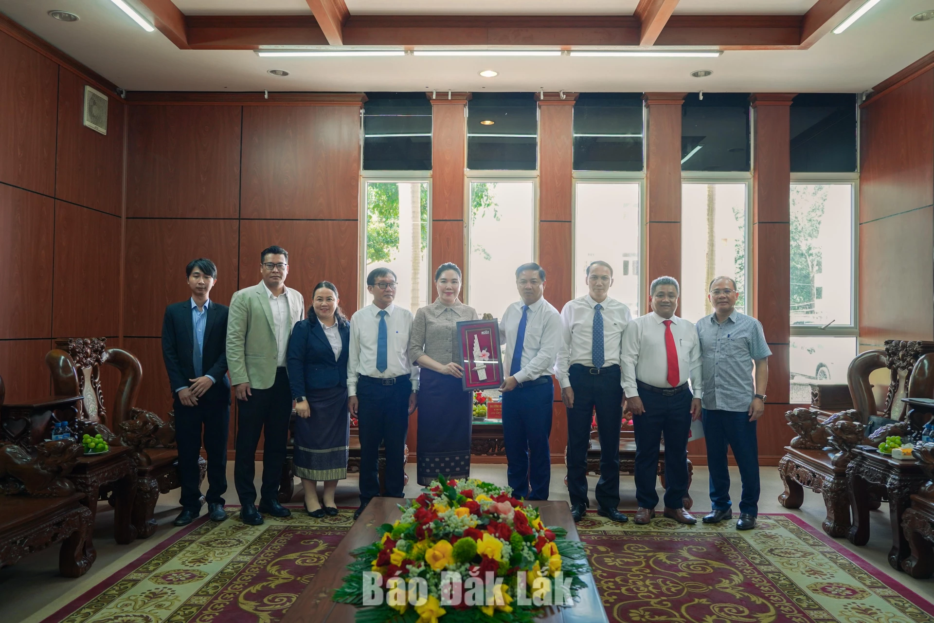 Bà Vonekham Cheuangmanivong cùng đoàn công tác tặng quà lưu niệm.