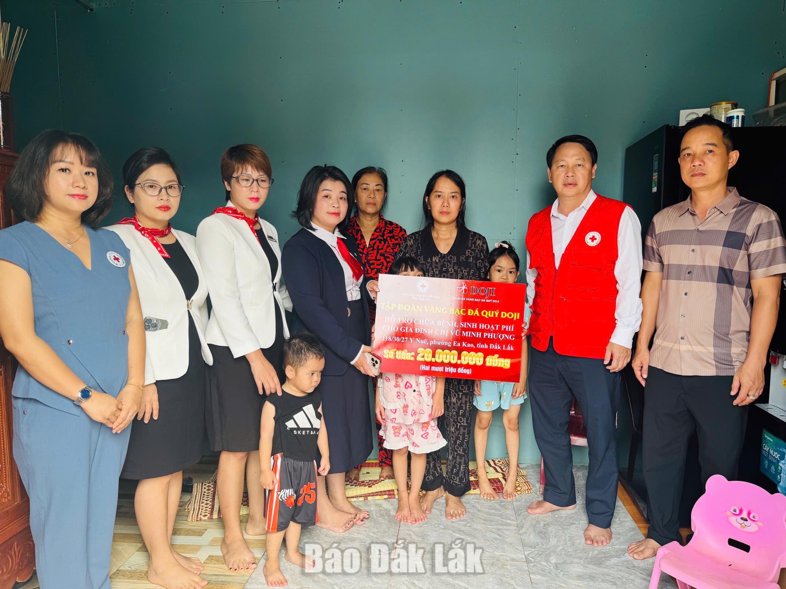 Hội Chữ thập đỏ tỉnh cùng các đơn vị trao bảng hỗ trợ kinh phí cho hoàn cảnh chị Vũ Minh Phượng.