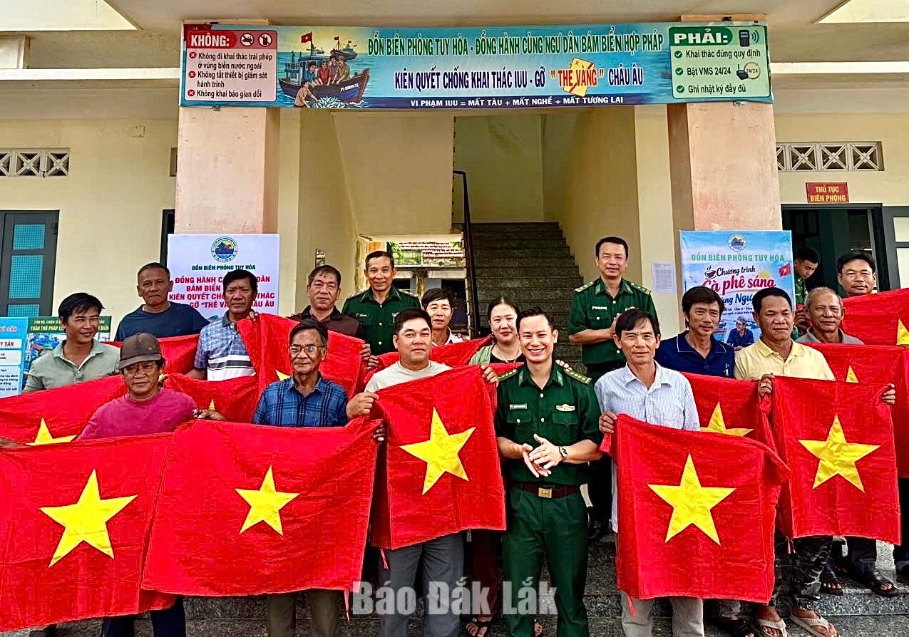 Đồn Biên phòng Tuy Hòa tặng cờ Tổ quốc cho ngư dân phường Phú Yên.