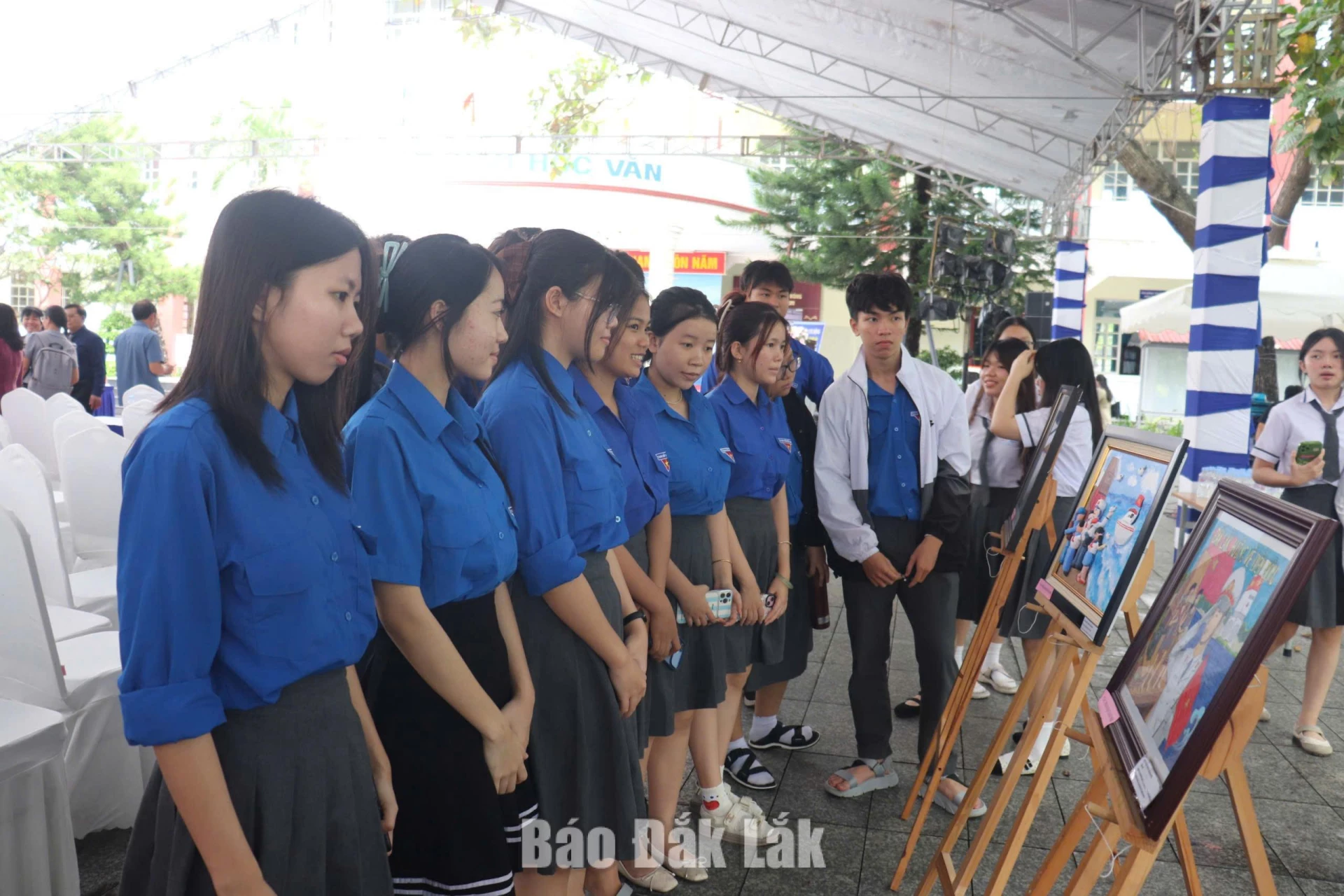 Các bạn đoàn viên, thanh niên xem tranh vẽ về biển đảo Việt Nam trưng bày tại triển lãm.