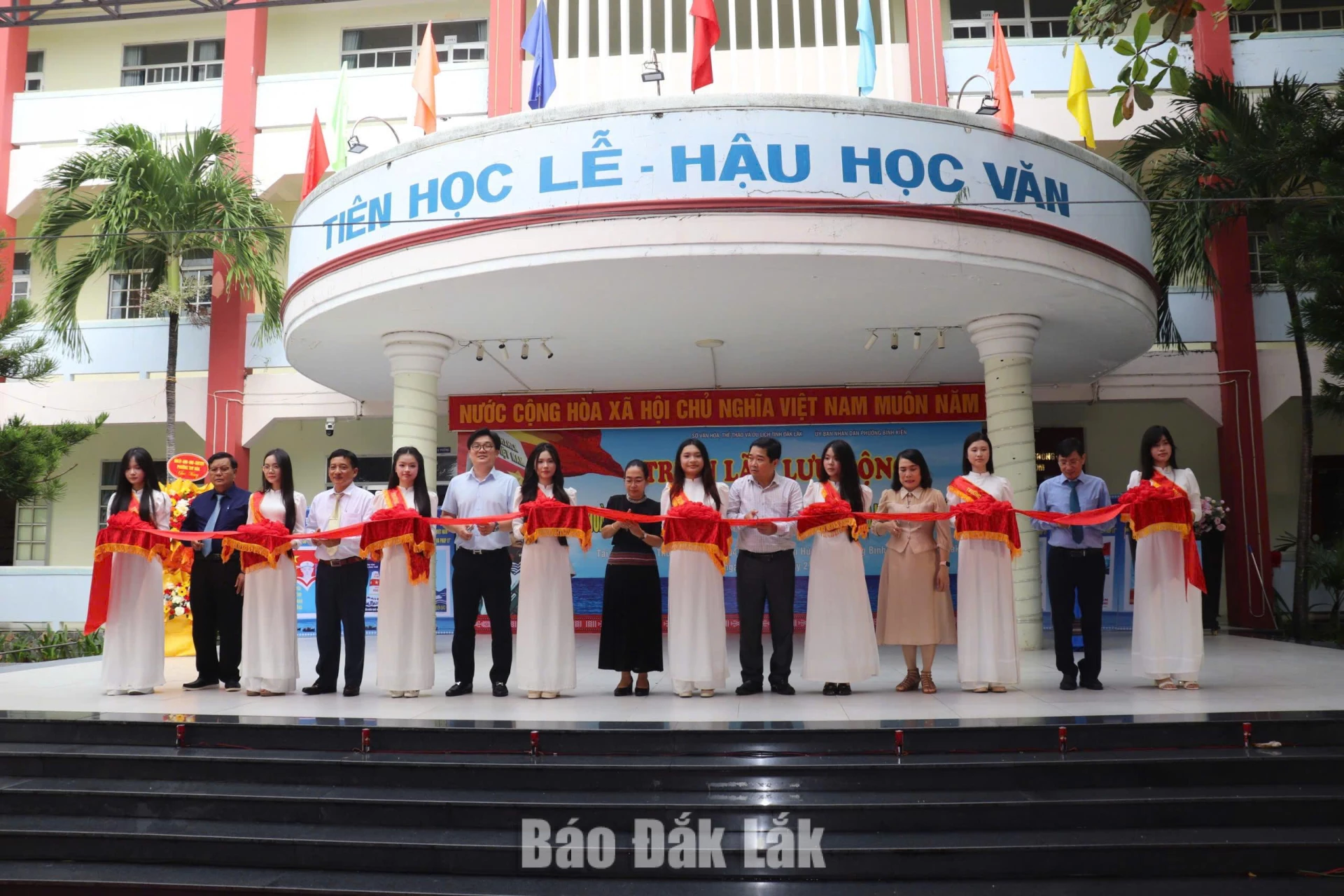 Các đại biểu cắt băng khai mạc triển lãm.