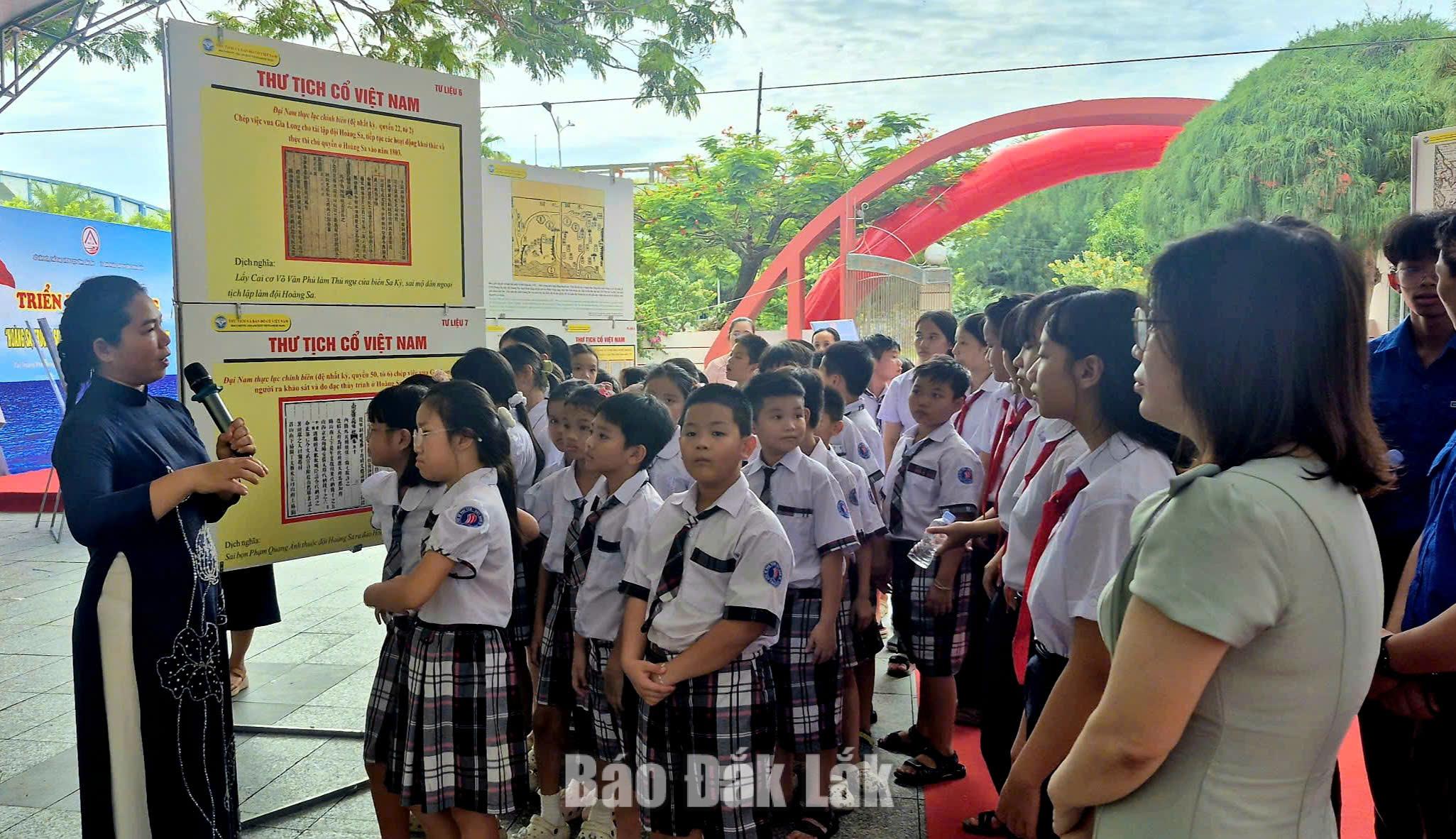 Các em học sinh tìm hiểu về các tư liệu lịch sử chúng tỏ Hoàng Sa, Trường Sa của Việt Nam.