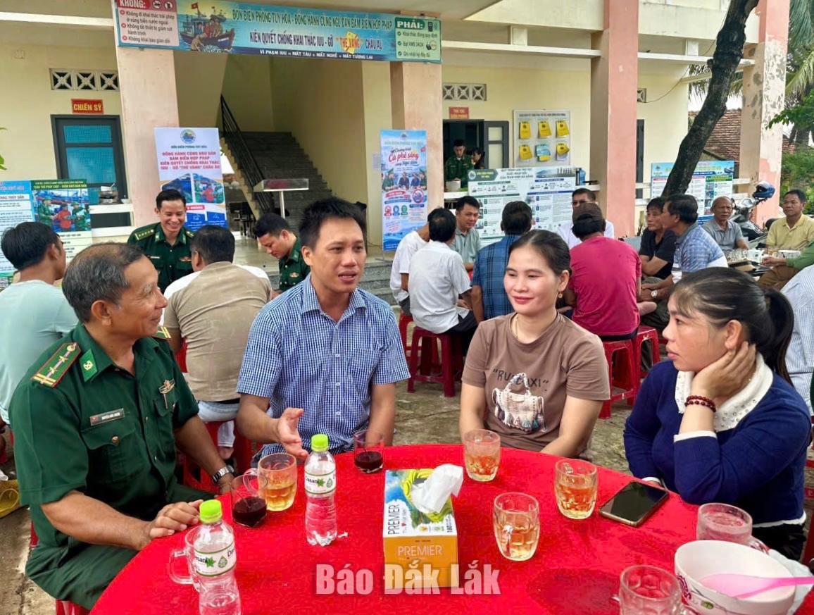 Cán bộ Đồn Biên phòng Tuy Hòa và phường Phú Yên trò chuyện với ngư dân trong chương trình Cà phê sáng cùng ngư dân.