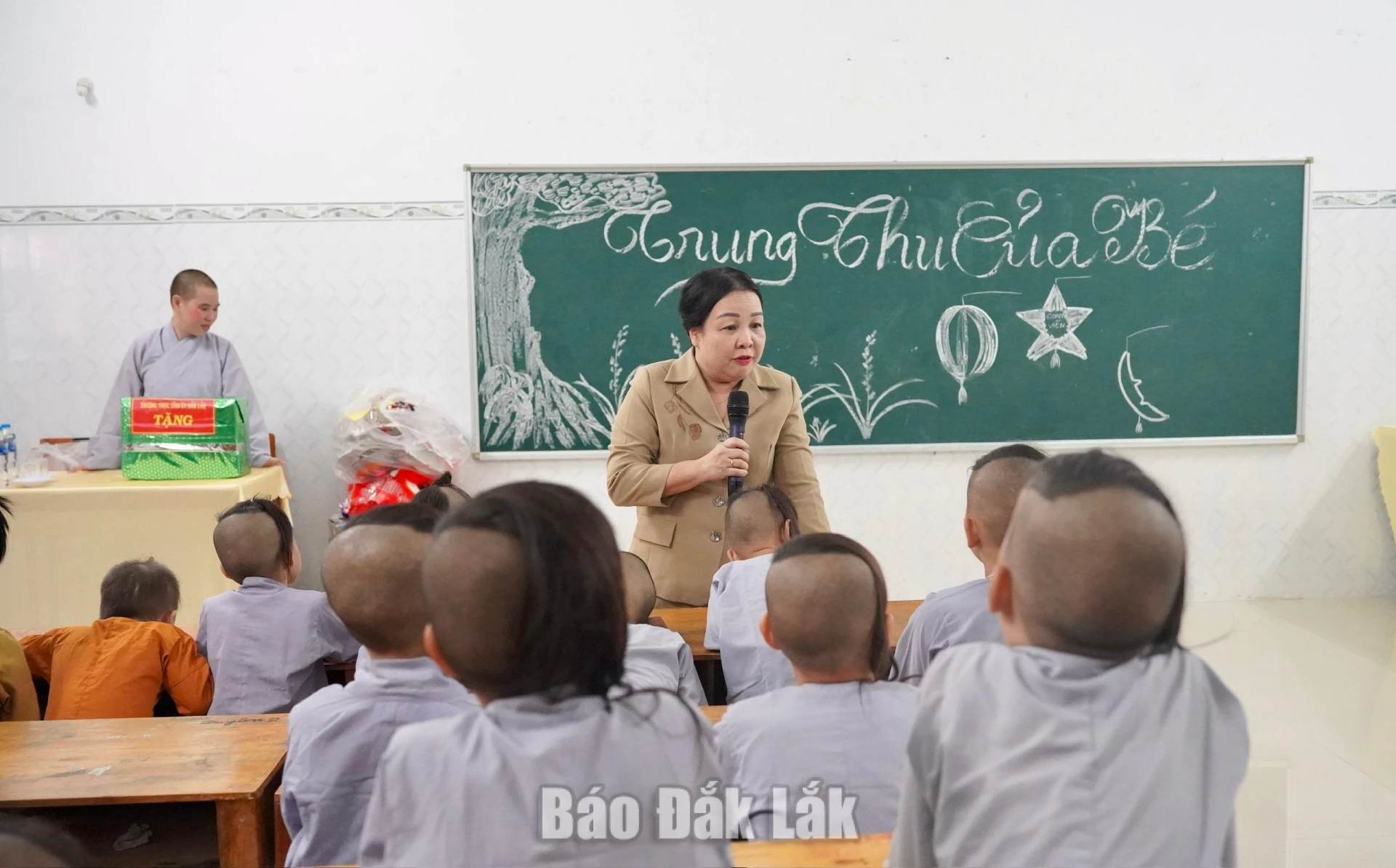 Đồng chí Cao Thị Hòa An trò chuyện, hỏi thăm việc học tập, sinh hoạt và cuộc sống hằng ngày của các em trong chùa.