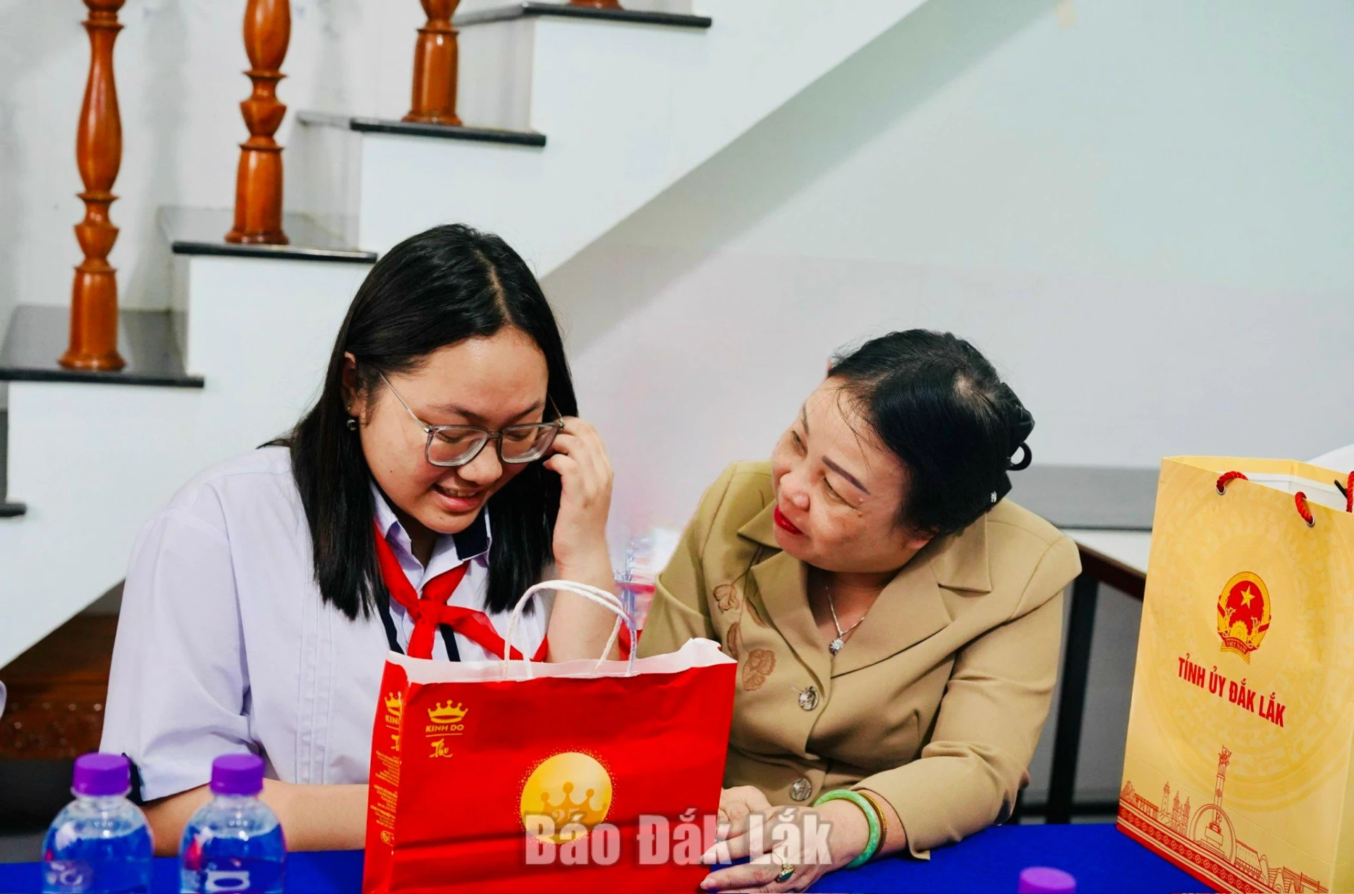 Đồng chí Cao Thị Hòa An, Ủy viên Trung ương Đảng, Phó Bí thư Thường trực Tỉnh ủy, Chủ tịch HĐND tỉnh thăm, tặng quà cháu Trương Thị Hồng Ngân con liệt sĩ Trương Hồng Kỳ.
