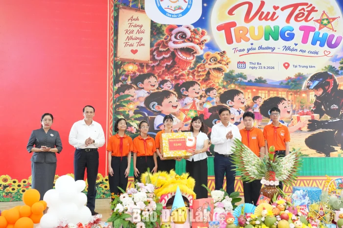 Bí thư Tỉnh ủy Lương Nguyễn Minh Triết vui hội trăng rằm cùng trẻ khuyết tật