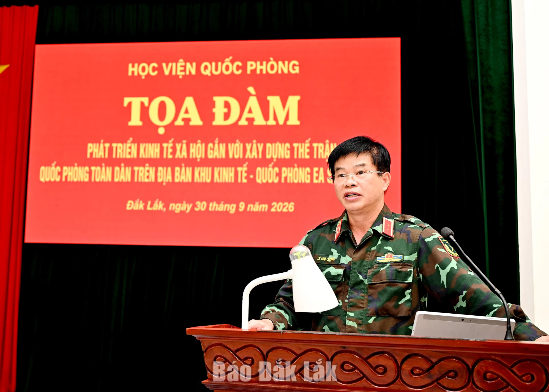 Trung tướng Lê Kim Cương, Phó Giám đốc Học viện Quốc phòng phát biểu tại buổi tọa đàm.