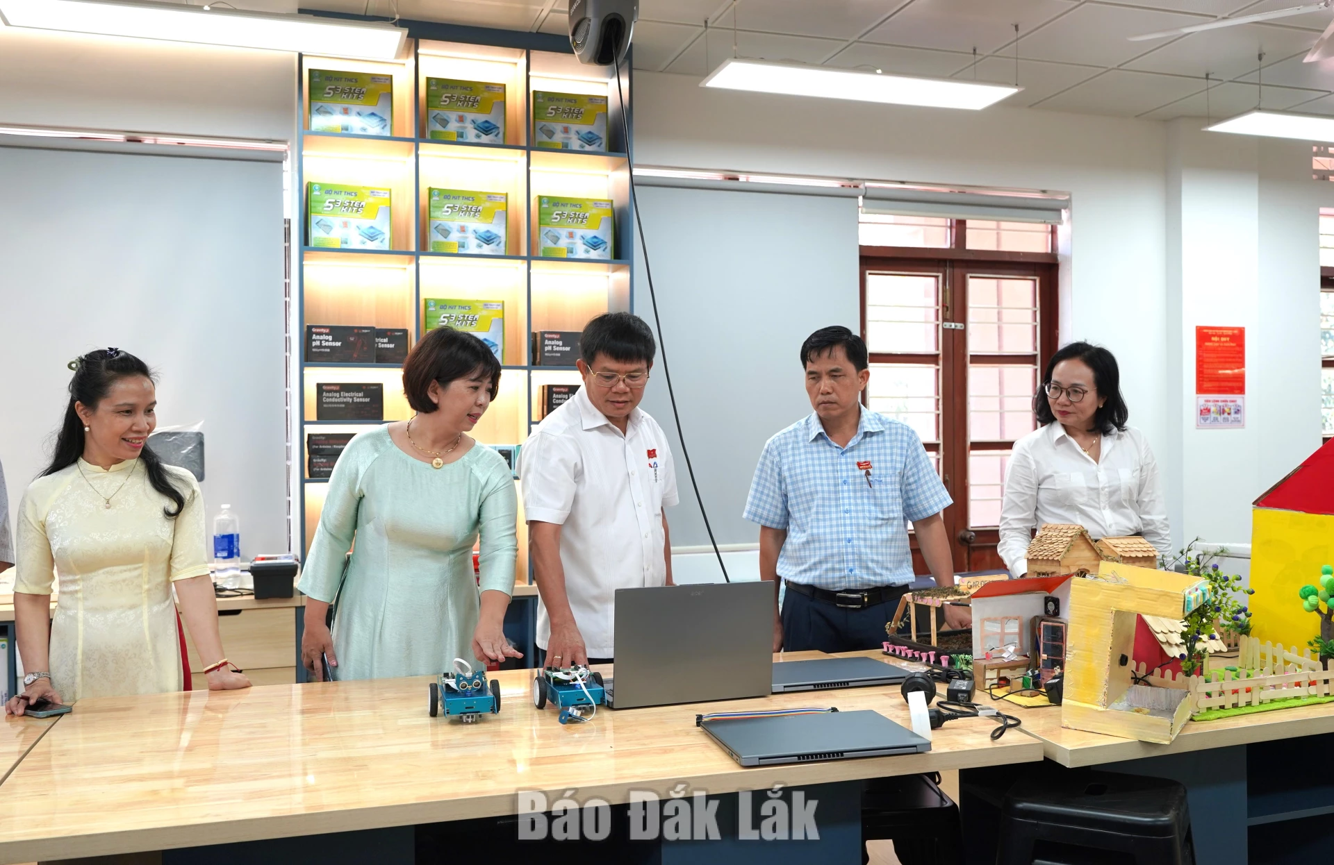 Đoàn giám sát hành khảo sát thực tế tại Trường THCS Lương Thế Vinh.