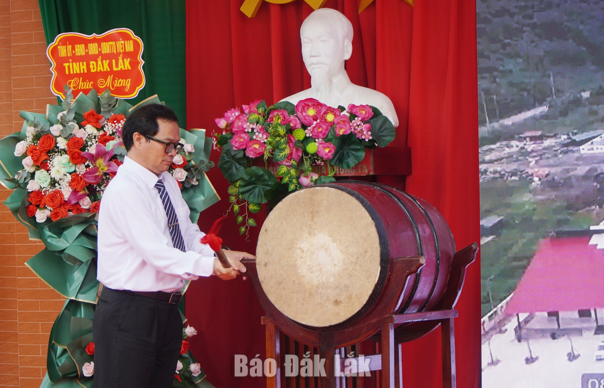 Thầy Phạm Ngọc Thơ, Bí thư Đảng ủy, hiệu trưởng Trường THPT Trần Quốc Tuấn đánh trống khai giảng năm học mới 2026-2027.