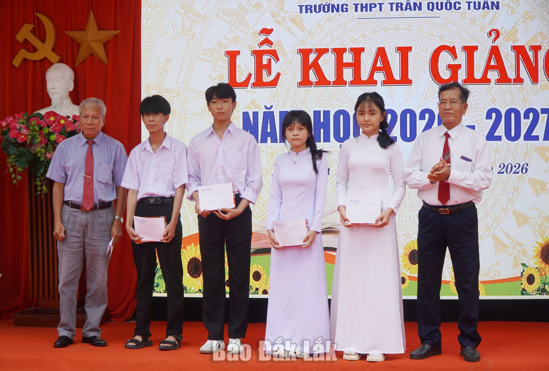 Các em học sinh học giỏi, khó khăn được nhận các suất học bổng tại lễ khai giảng.