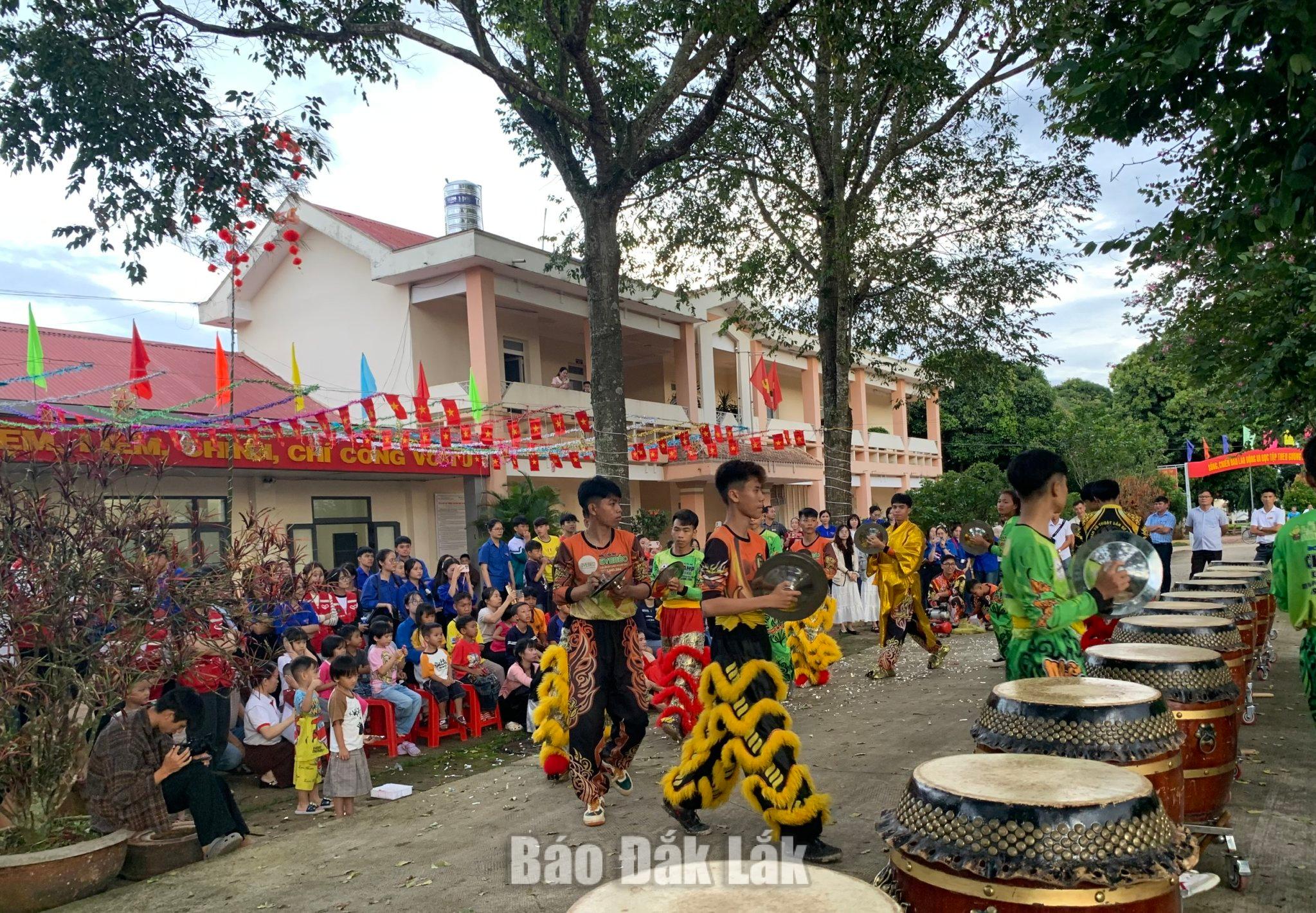 Các em Trung tâm Bảo trợ xã hội và Trẻ em tỉnh xem biểu diễn lân rồng tại chương trình trung thu. Ảnh: K.Chi.