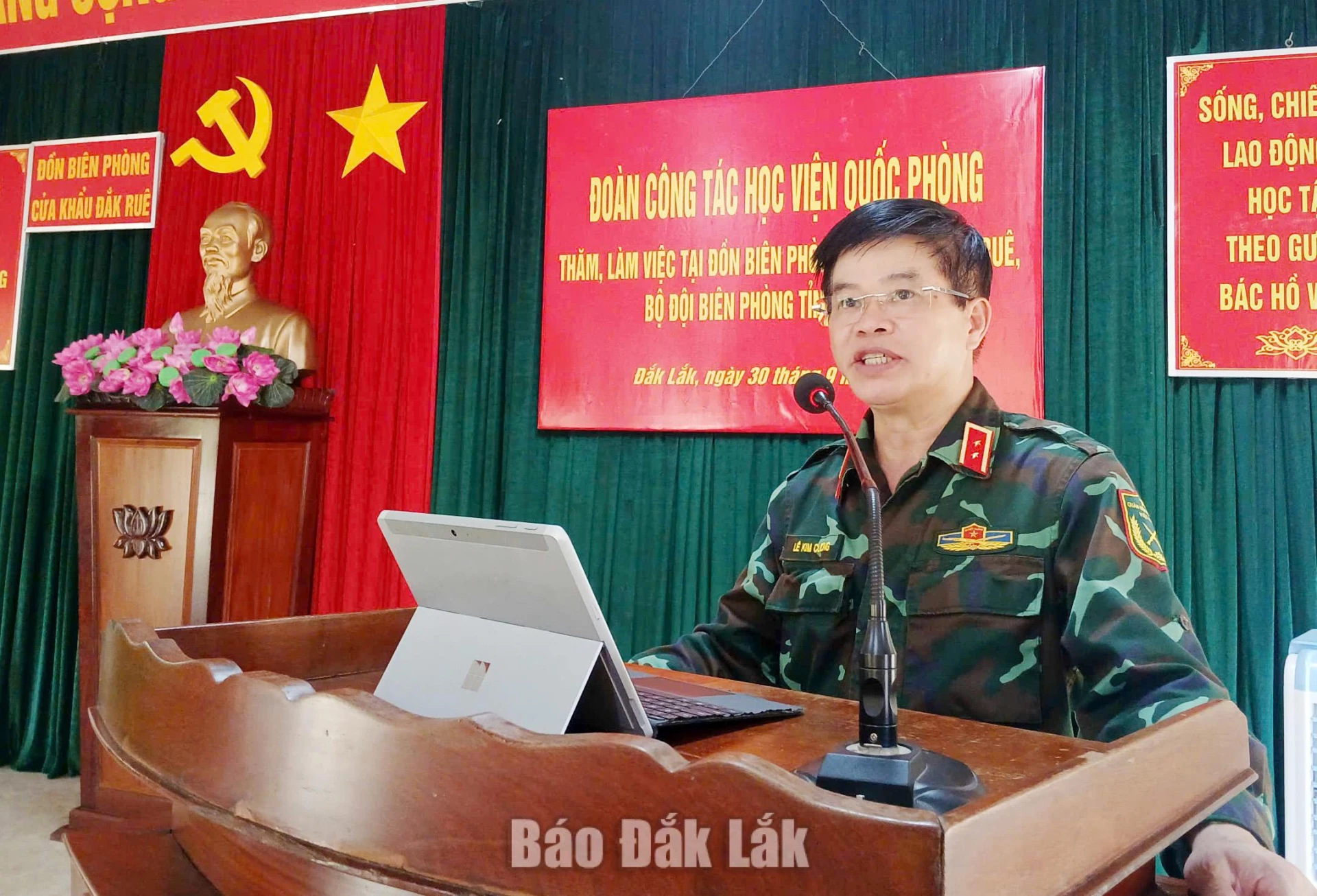 Trung tướng Lê Kim Cương, Phó Giám đốc Học viện Quốc phòng phát biểu tại buổi làm việc.