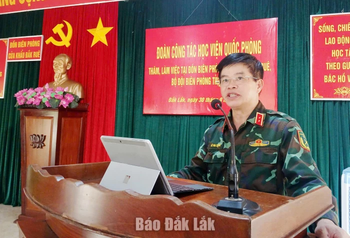 Đoàn Học viện Quốc phòng thăm, làm việc tại Đồn Biên phòng 739