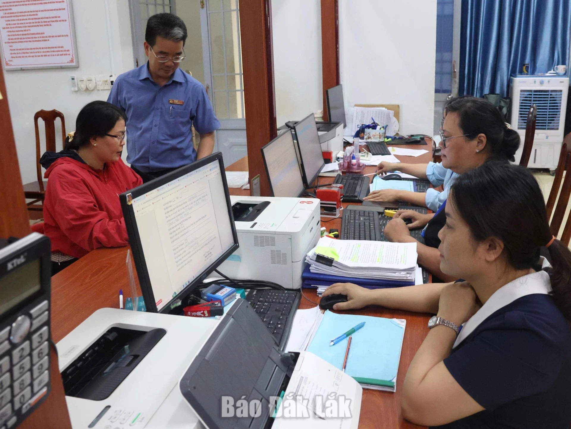 Người dân thực hiện thủ tục hành chính tại Trung tâm Phục vụ hành chính công phường Thành Nhất.