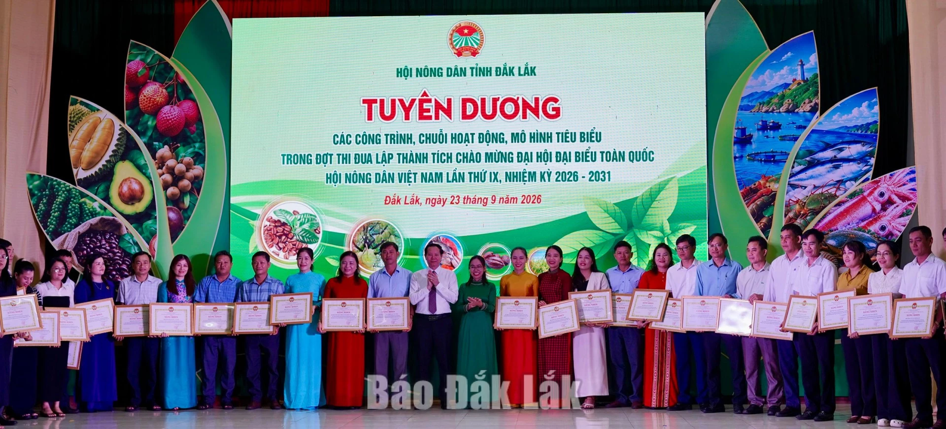 Ban Thường vụ Hội Nông dân tỉnh cũng tuyên dương 42 tập thể và 45 cá nhân có thành tích tiêu biểu trong đợt thi đua đặc biệt chào mừng Đại hội đại biểu toàn quốc Hội Nông dân Việt Nam lần thứ IX, nhiệm kỳ 2026 - 2031.