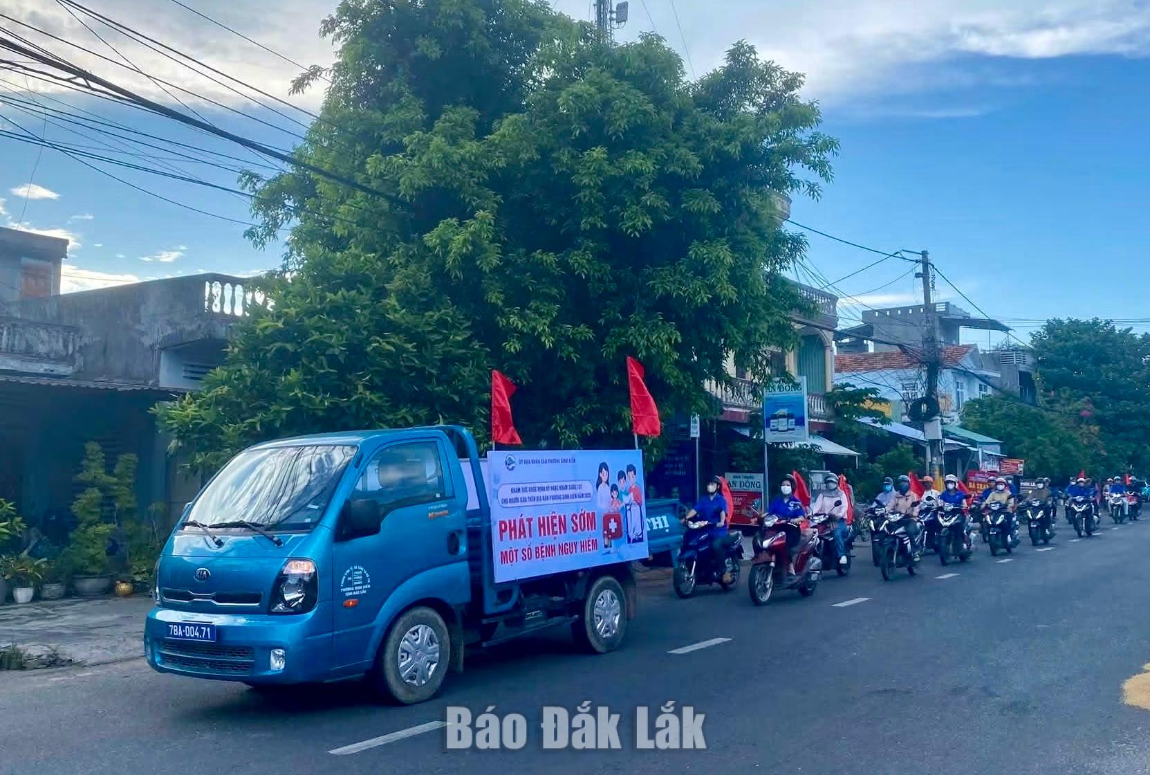 Phường Bình Kiến tổ chức tuyên truyền lưu động tại các tuyến đường, khu dân cư về chương trình khám sức khỏe định kỳ và khám sàng lọc miễn phí.
