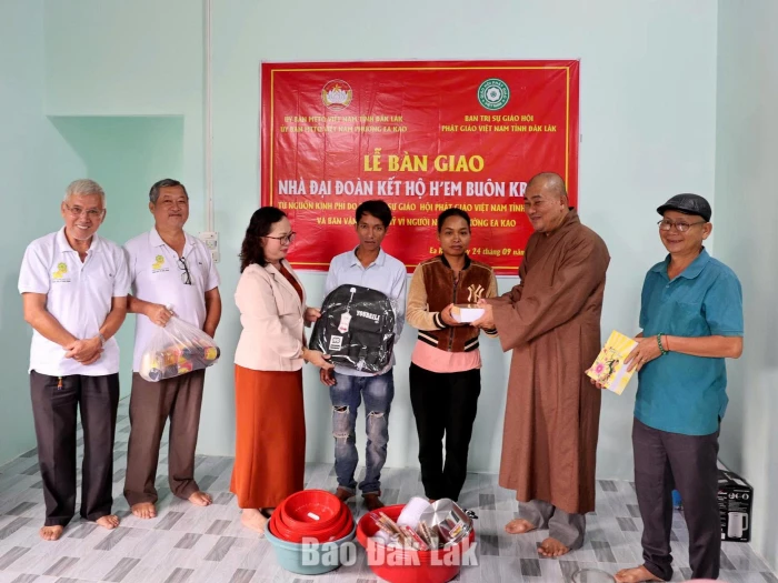 Trao nhà Đại đoàn kết cho gia đình hộ nghèo, phường Ea Kao