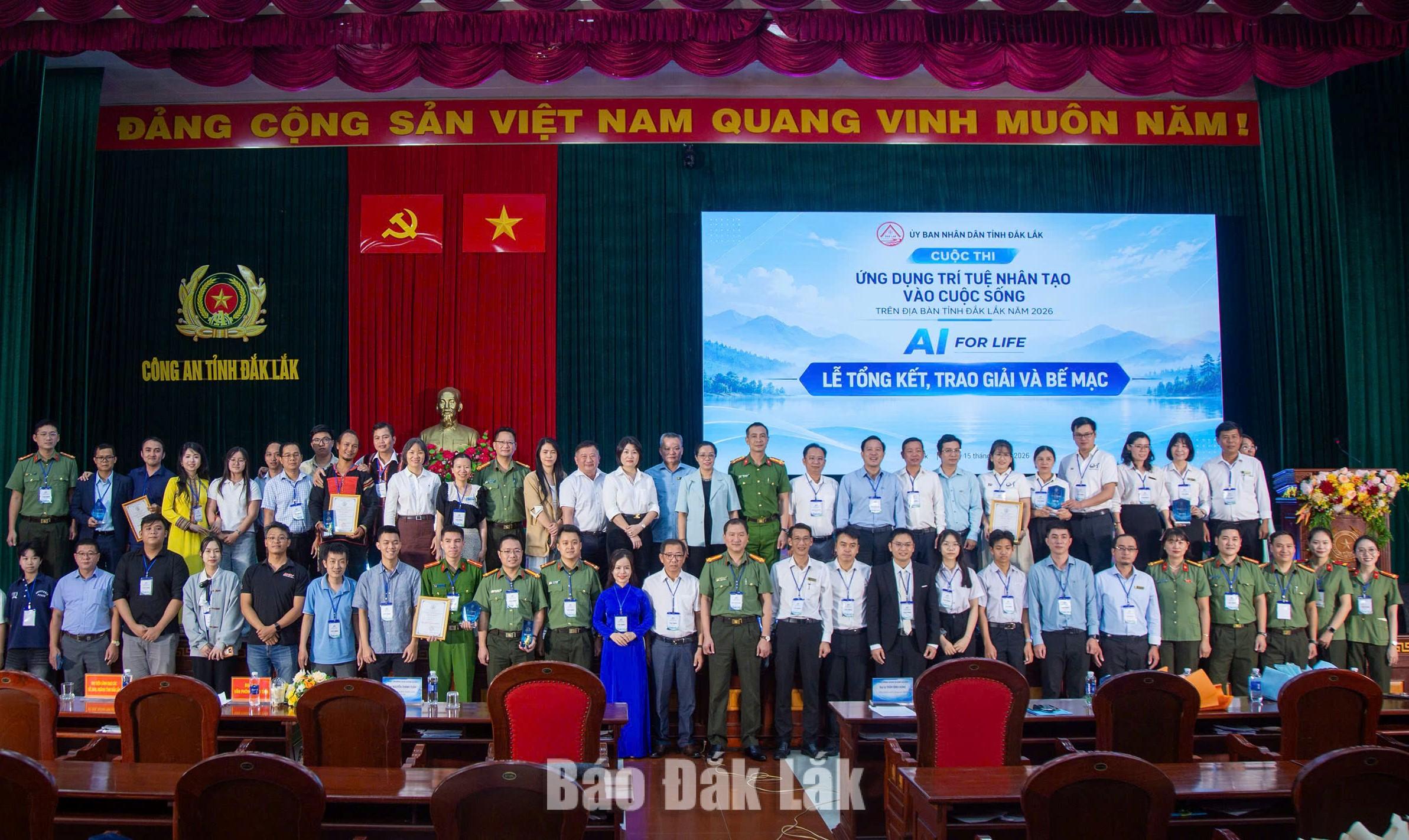 các thí sinh tham gia cuộc thi chụp ảnh lưu niệm.