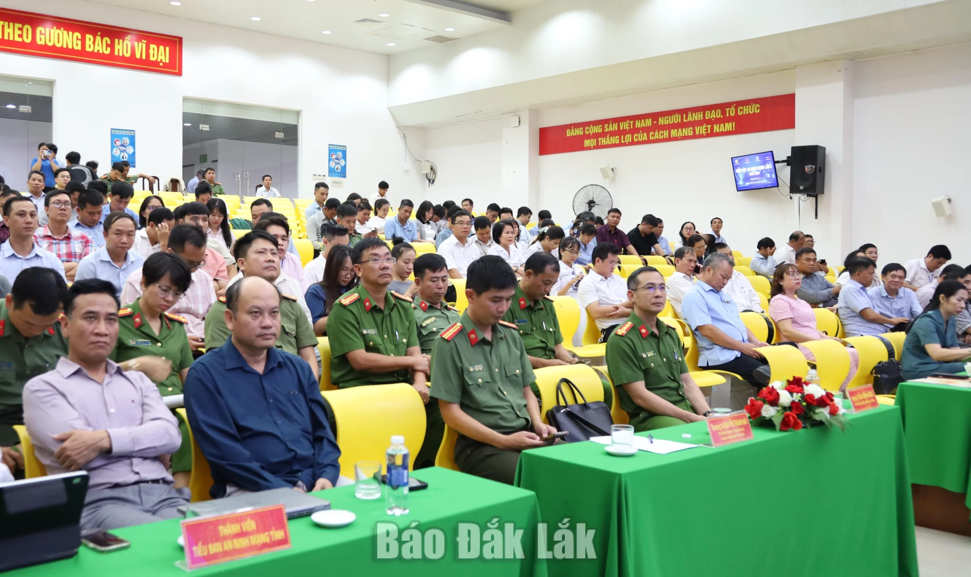 Các đại biểu tham dự buổi lễ.