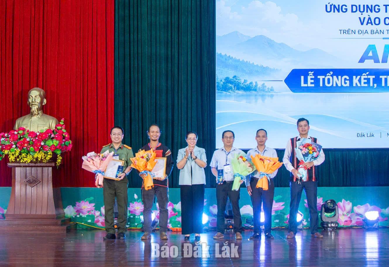 Phó Bí thư Tỉnh ủy Huỳnh Thị Chiến Hòa trao chứng nhận và kỷ niệm chương cho các thí sinh có thành tích xuất sắc.
