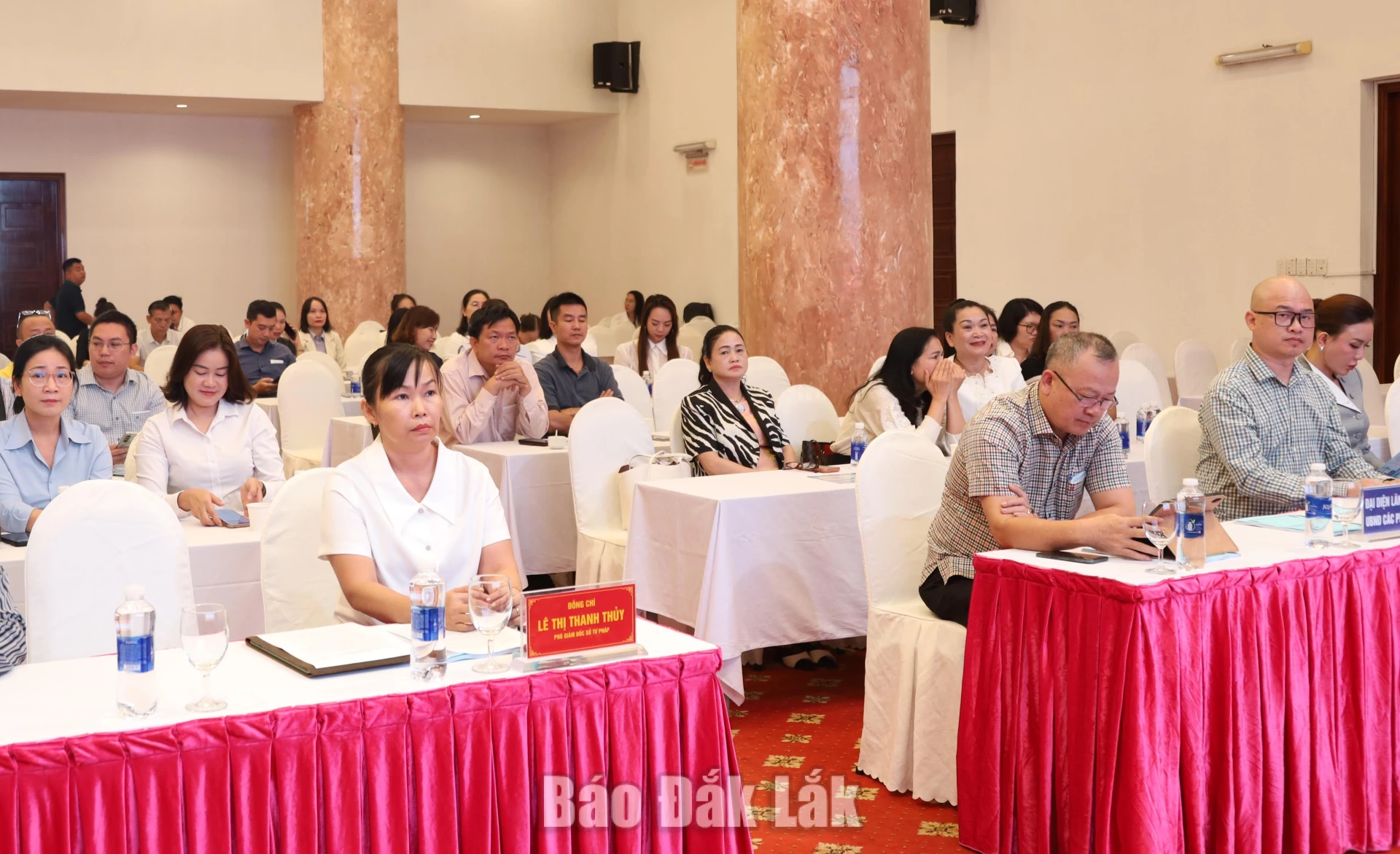 Các đại biểu tham dự hội nghị.