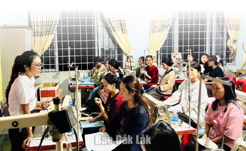 Lao động xã Ea Trang được đào tạo nghề may miễn phí để có thêm cơ hội việc làm.