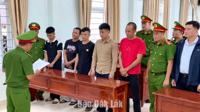 Khởi tố 6 đối tượng mang hung khí giải quyết mâu thuẫn tại quán cà phê