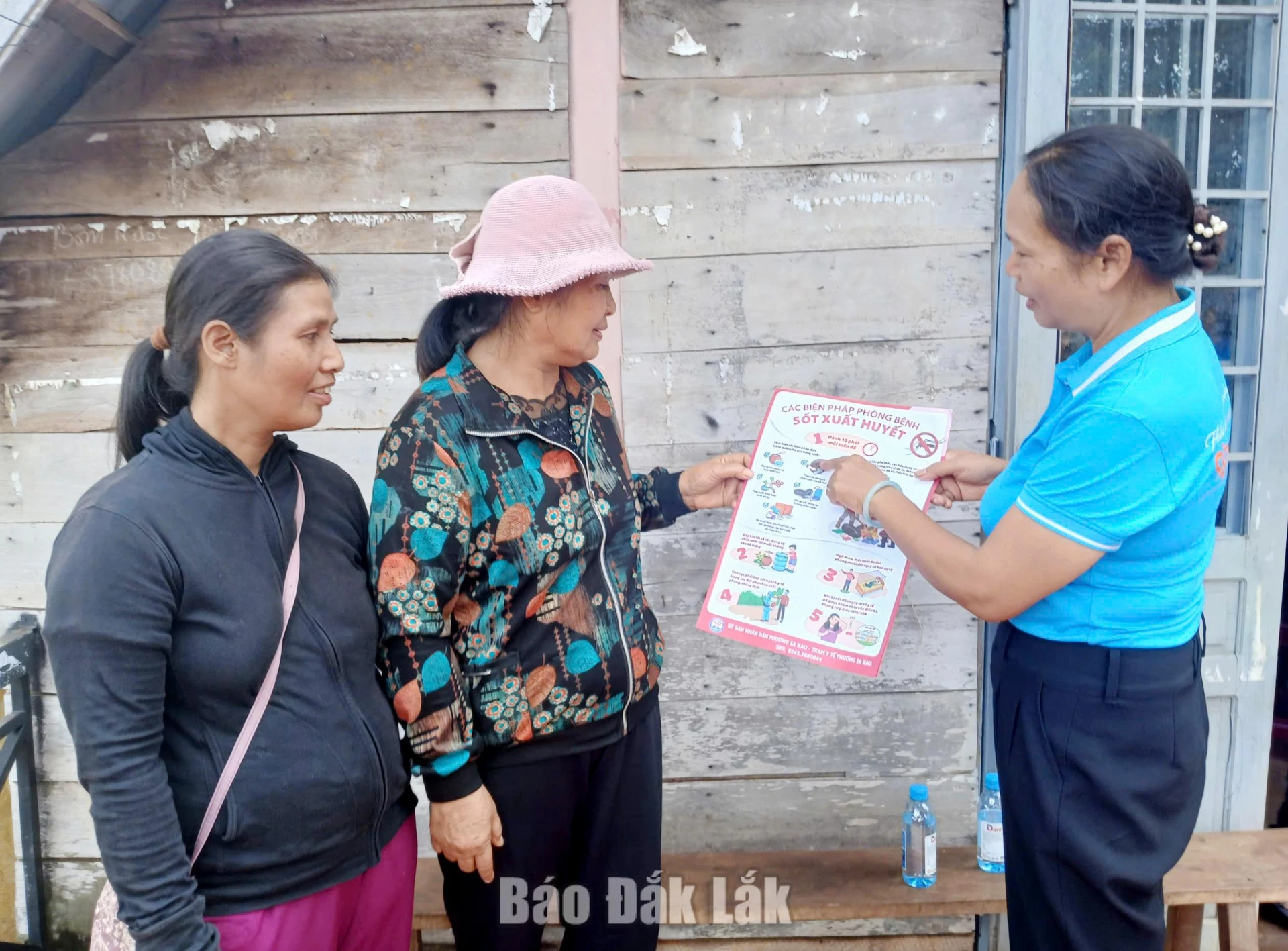 Cán bộ phường Ea Kao tuyên truyền người dân nâng cao ý thức phòng, chống bệnh sốt xuất huyết trong cộng đồng.