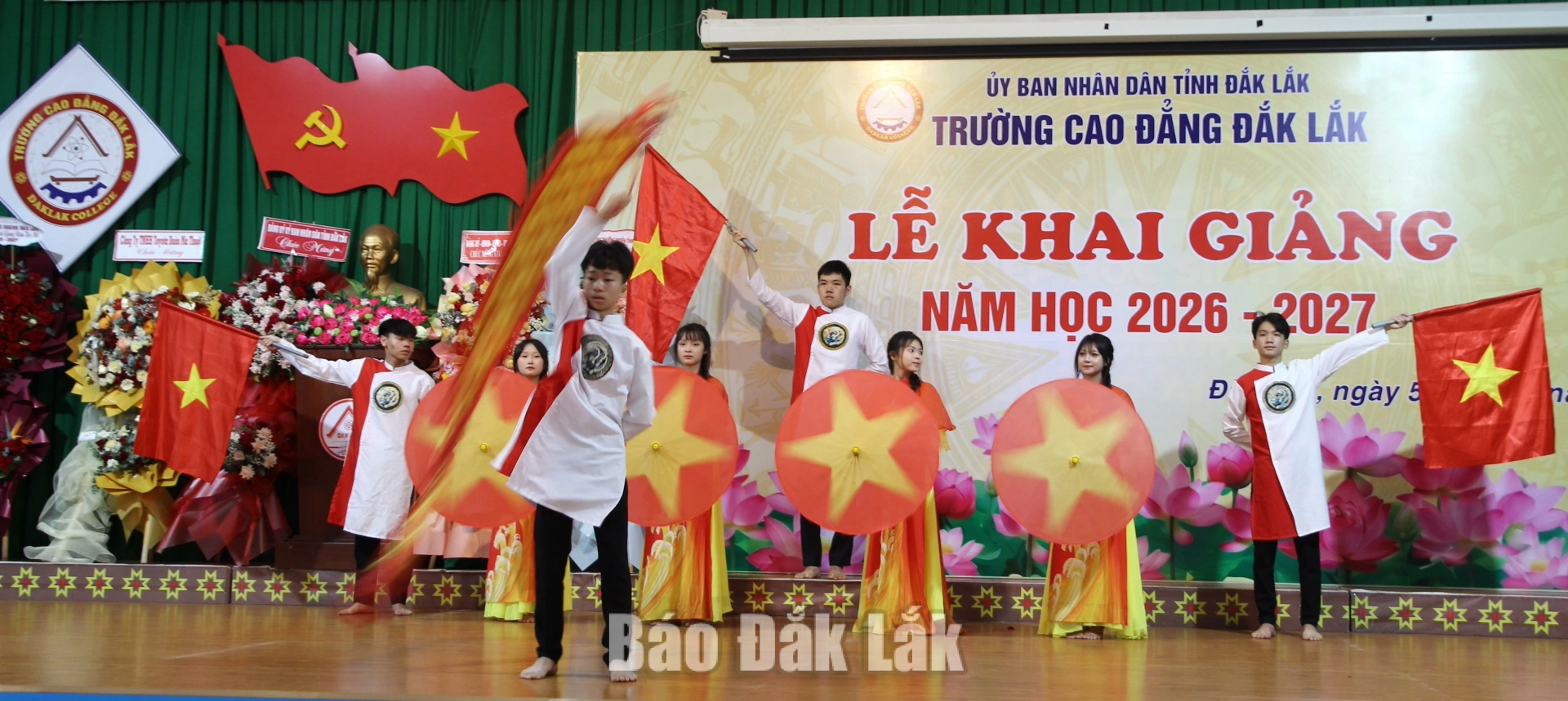 Tiết mục văn nghệ do học sinh, sinh viên của nhà trường thể hiện.