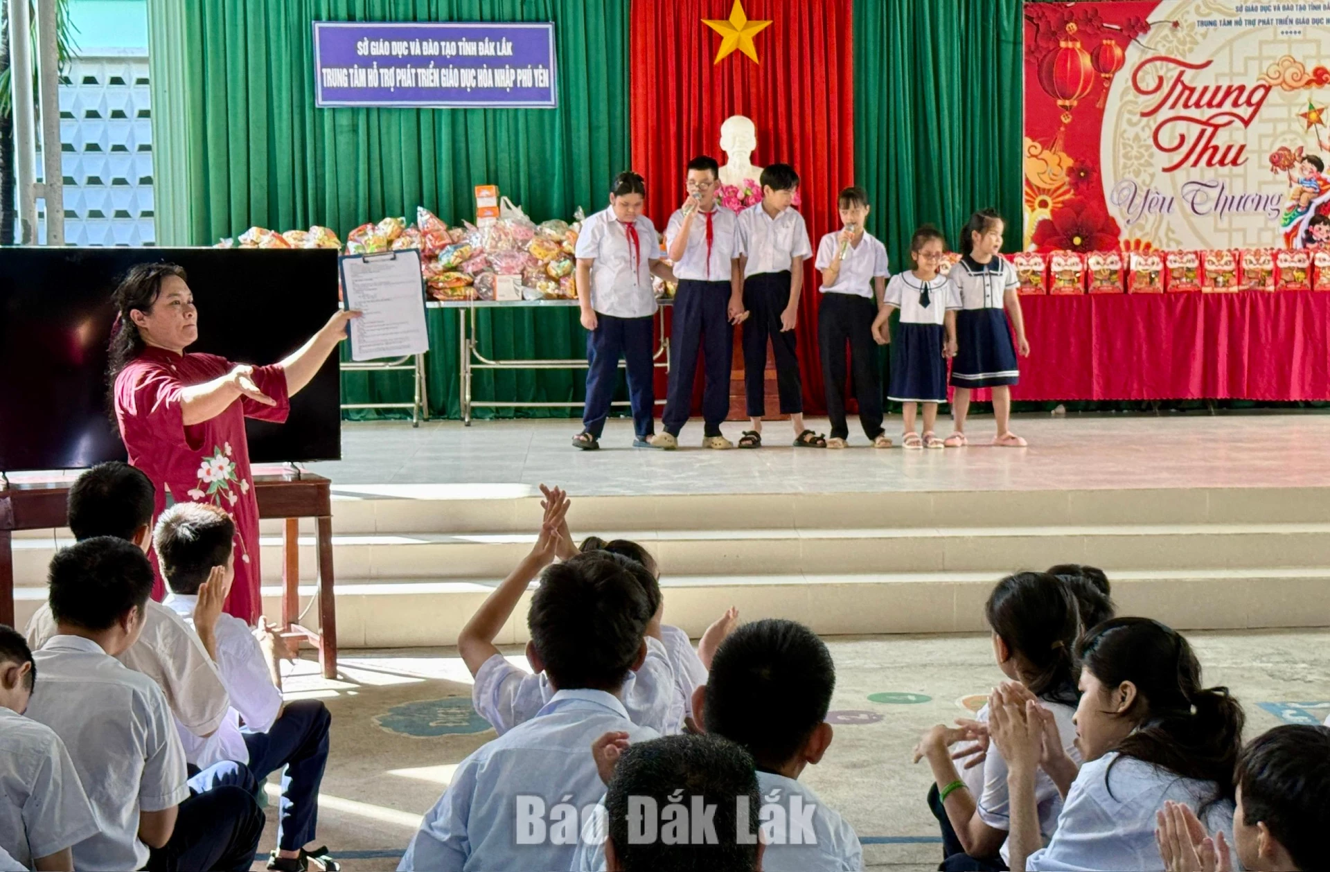 Chăm lo Trung thu chỉ là một hoạt động cụ thể, về lâu dài, chăm sóc và bảo vệ trẻ em là nhiệm vụ cần được thực hiện thường xuyên. (Trong ảnh: Trẻ em của Trung tâm Hỗ trợ phát triển giáo dục hòa nhập Phú Yên giao lưu văn nghệ tại Chương trình Trung thu)