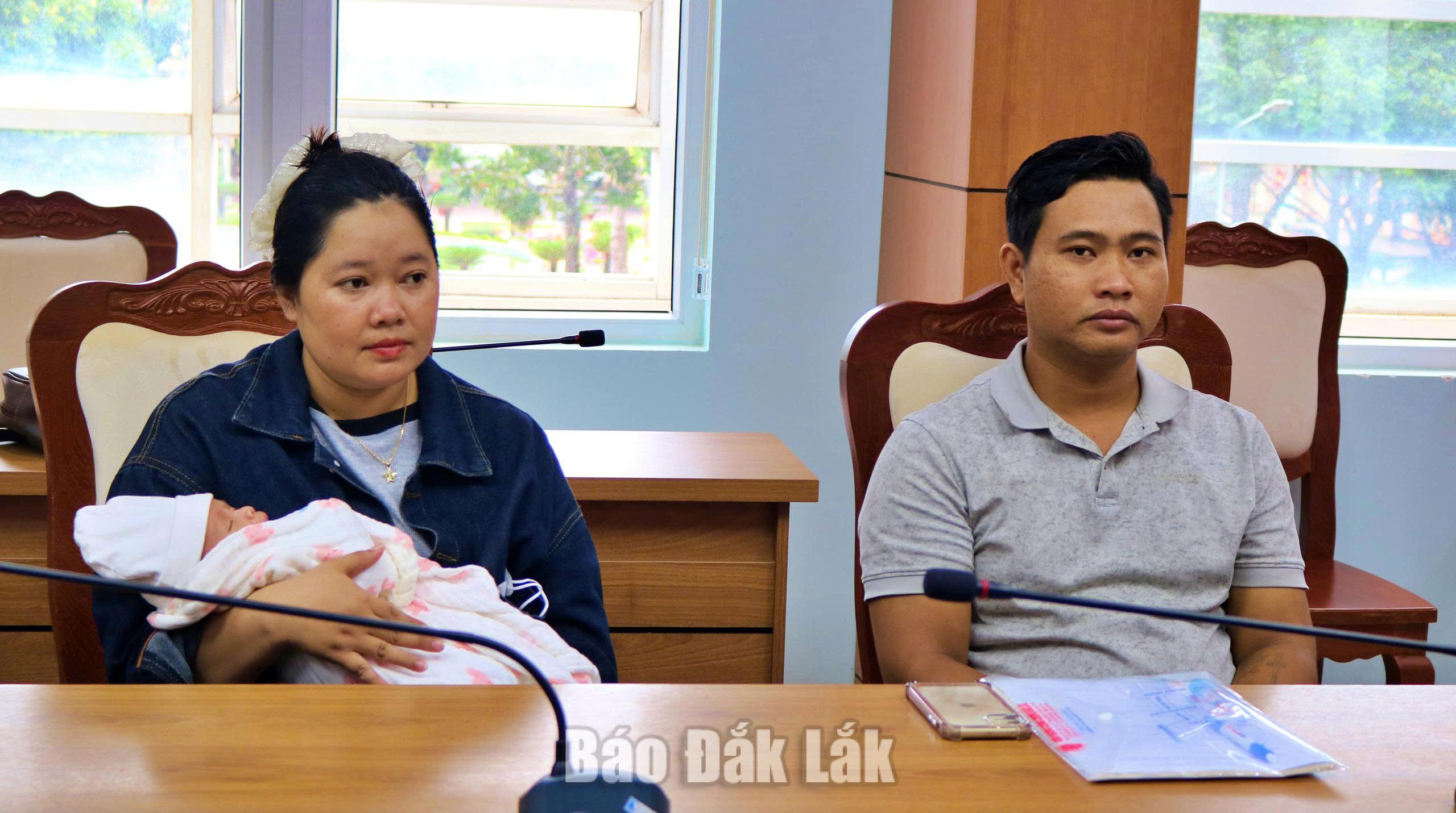 Vợ chồng anh Y Wiêt ÊBan và chị H’ Mih Êñuôl là người được UBND phường giao nuôi tạm từ đầu.
