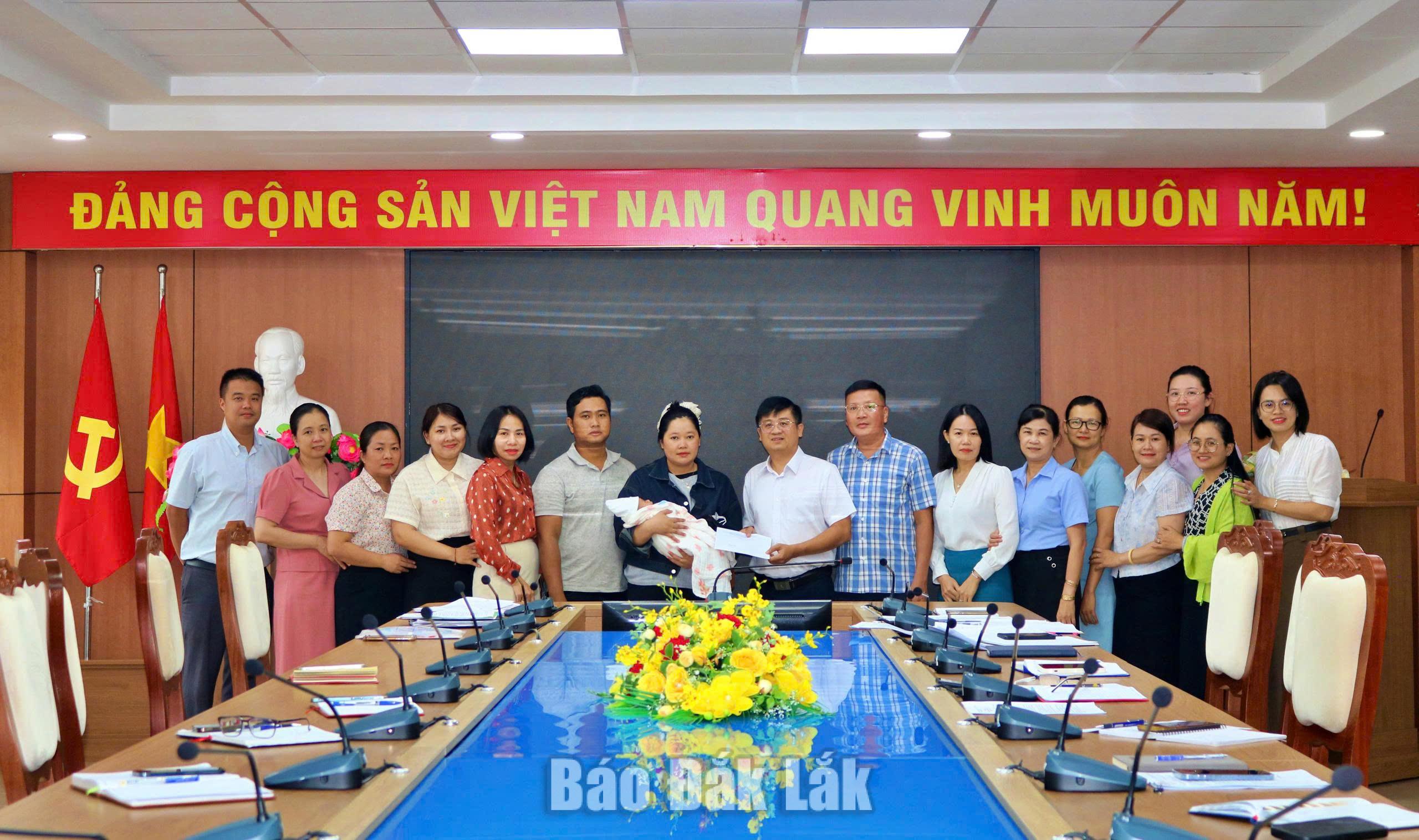 Lãnh đạo UBND phường Buôn Ma Thuột tổ chức giao bé gái cho vợ chồng anh Y Wiêt ÊBan và chị H’ Mih Êñuôl.