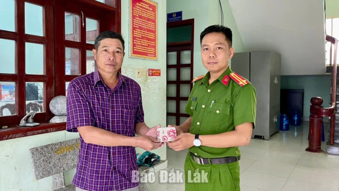 Nhặt ví tiền, vàng, tìm trả lại cho người mất
